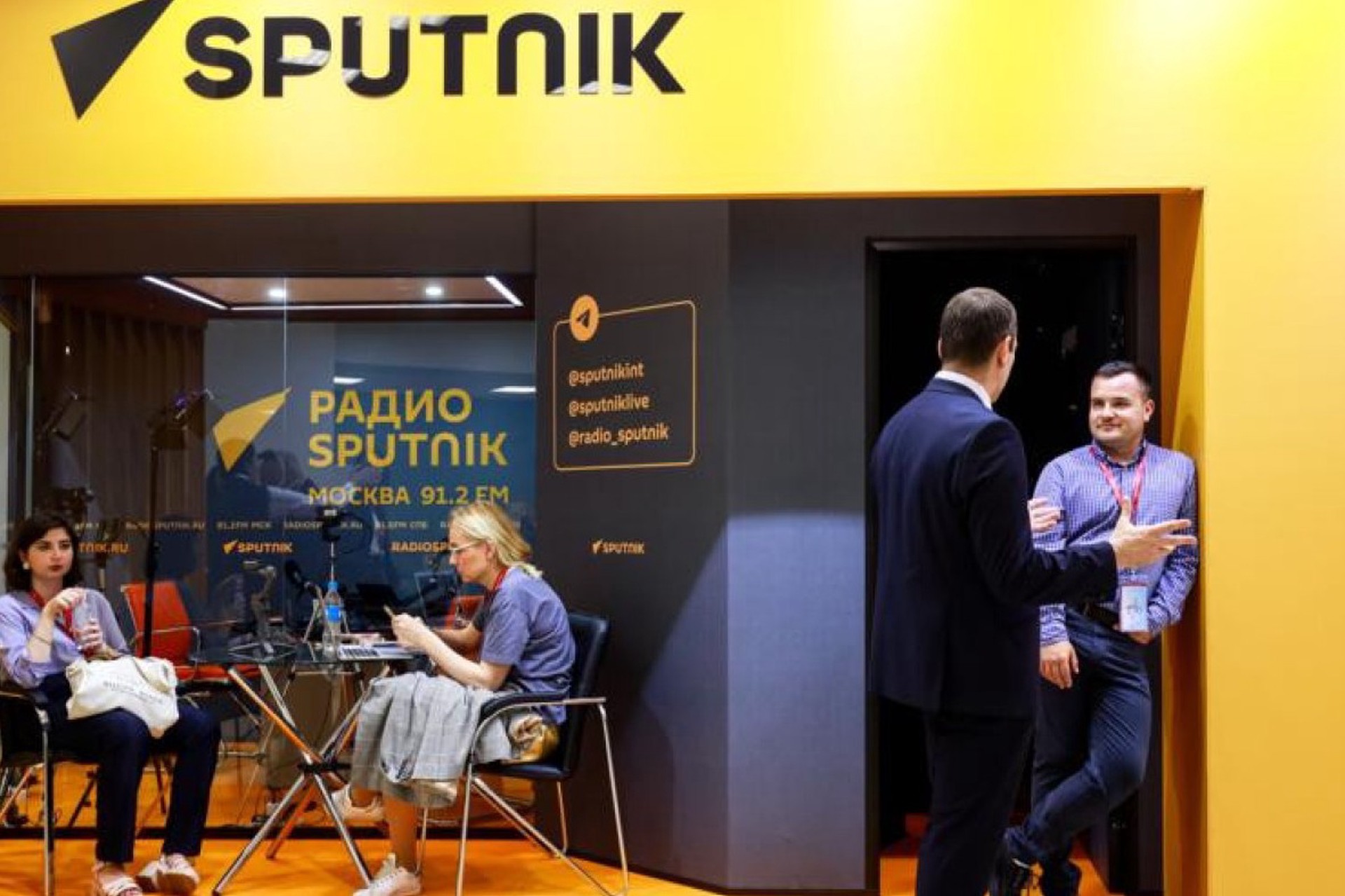 В Баку полиция начала операцию в офисе «Sputnik Азербайджан»