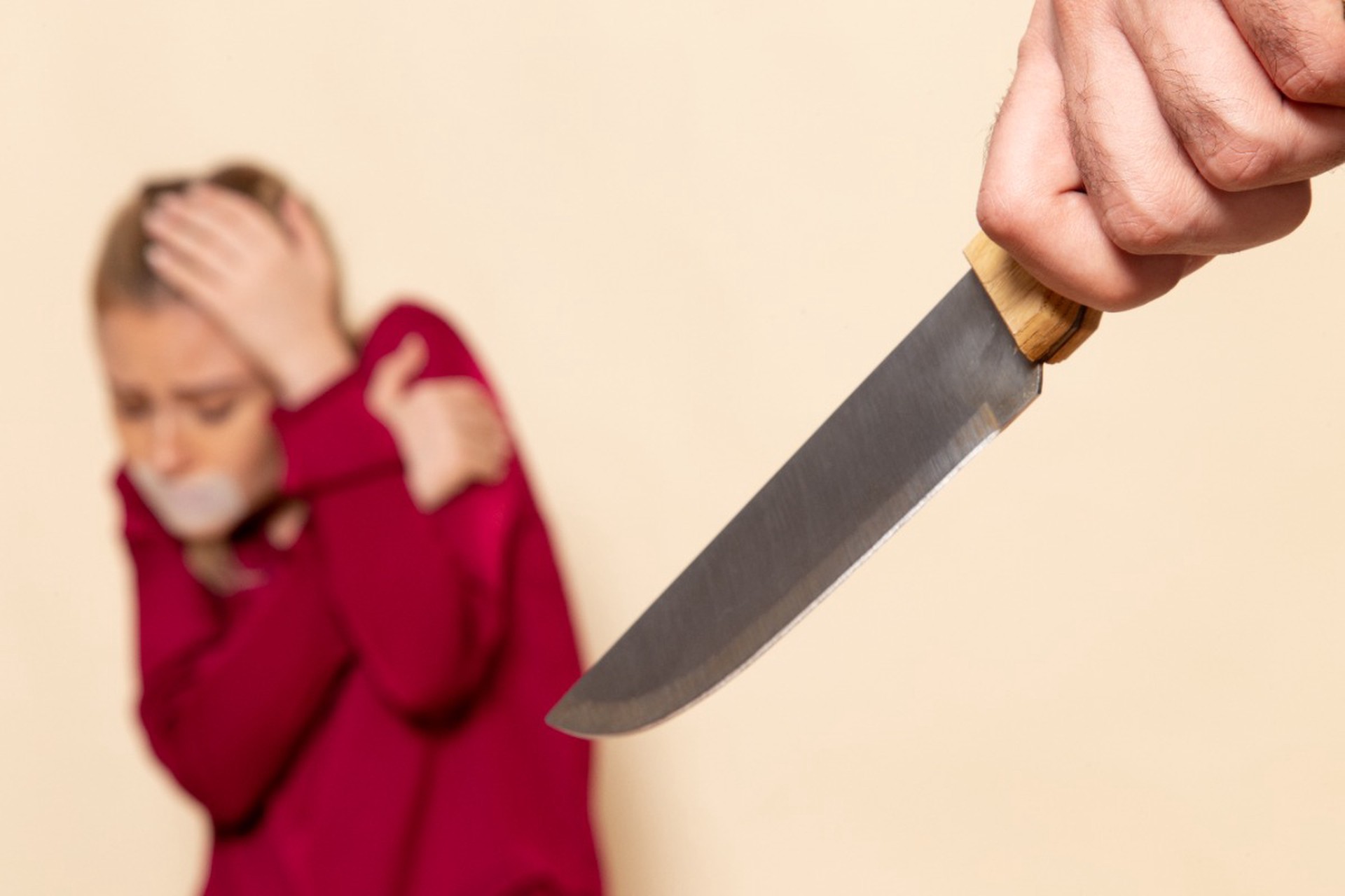 Пьяный россиянин попытался зарезать спавшую дочь