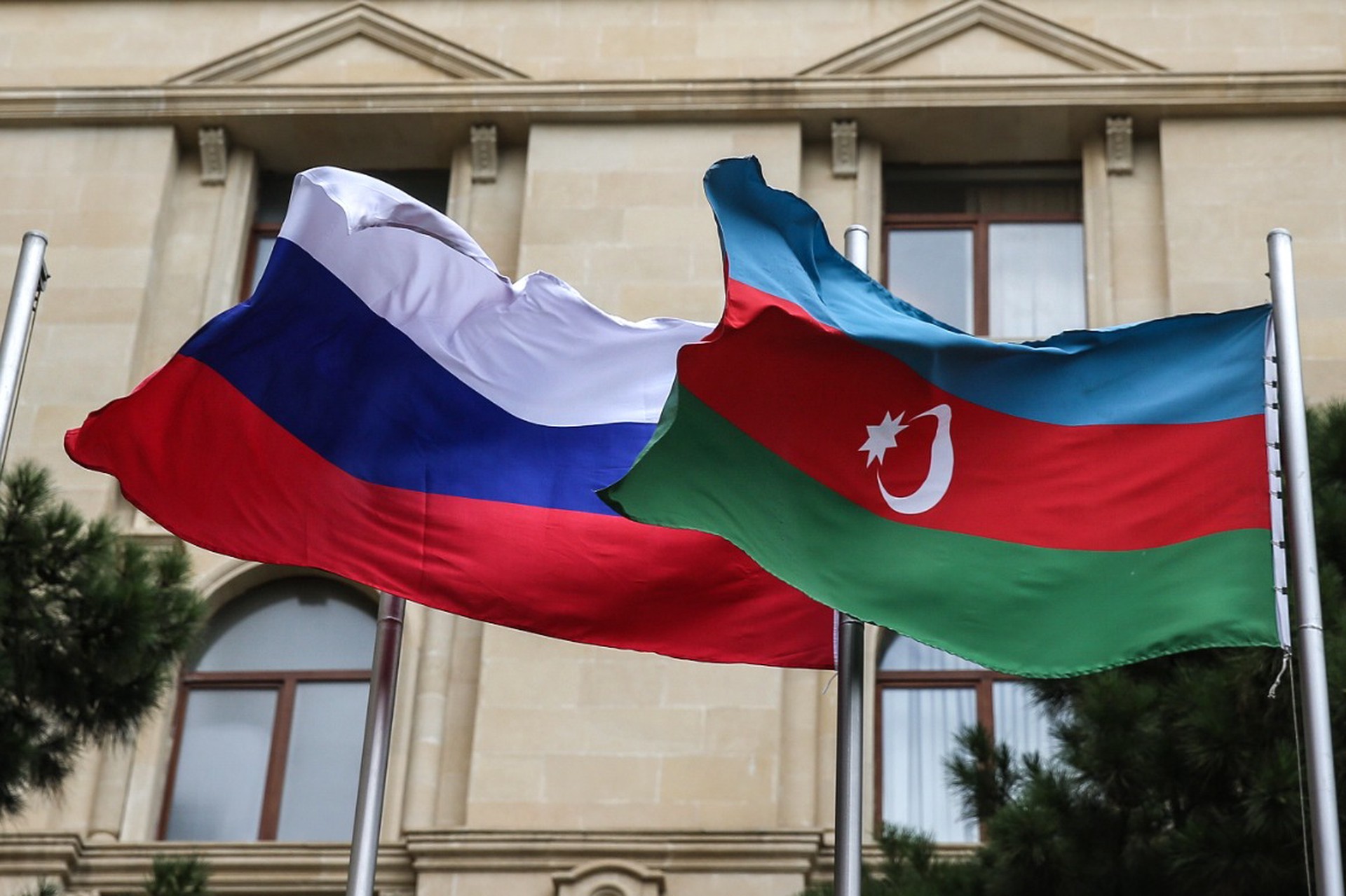 Главное к утру 2 июля: в Баку арестованы восемь россиян, Мерц намерен обучать боевиков ВСУ работе с TAURUS, Трамп заступился за Брижит Макрон