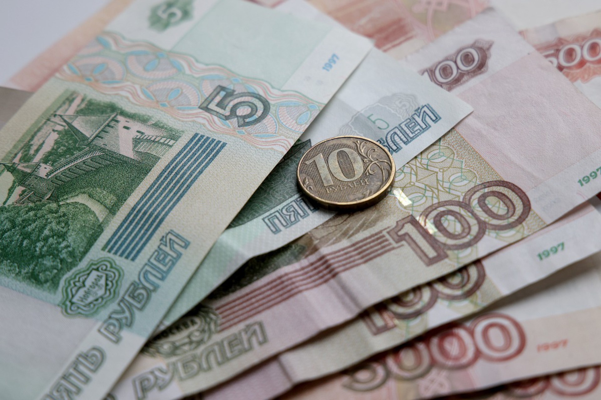Экономист посоветовал россиянам всегда иметь при себе 4900 рублей наличкой