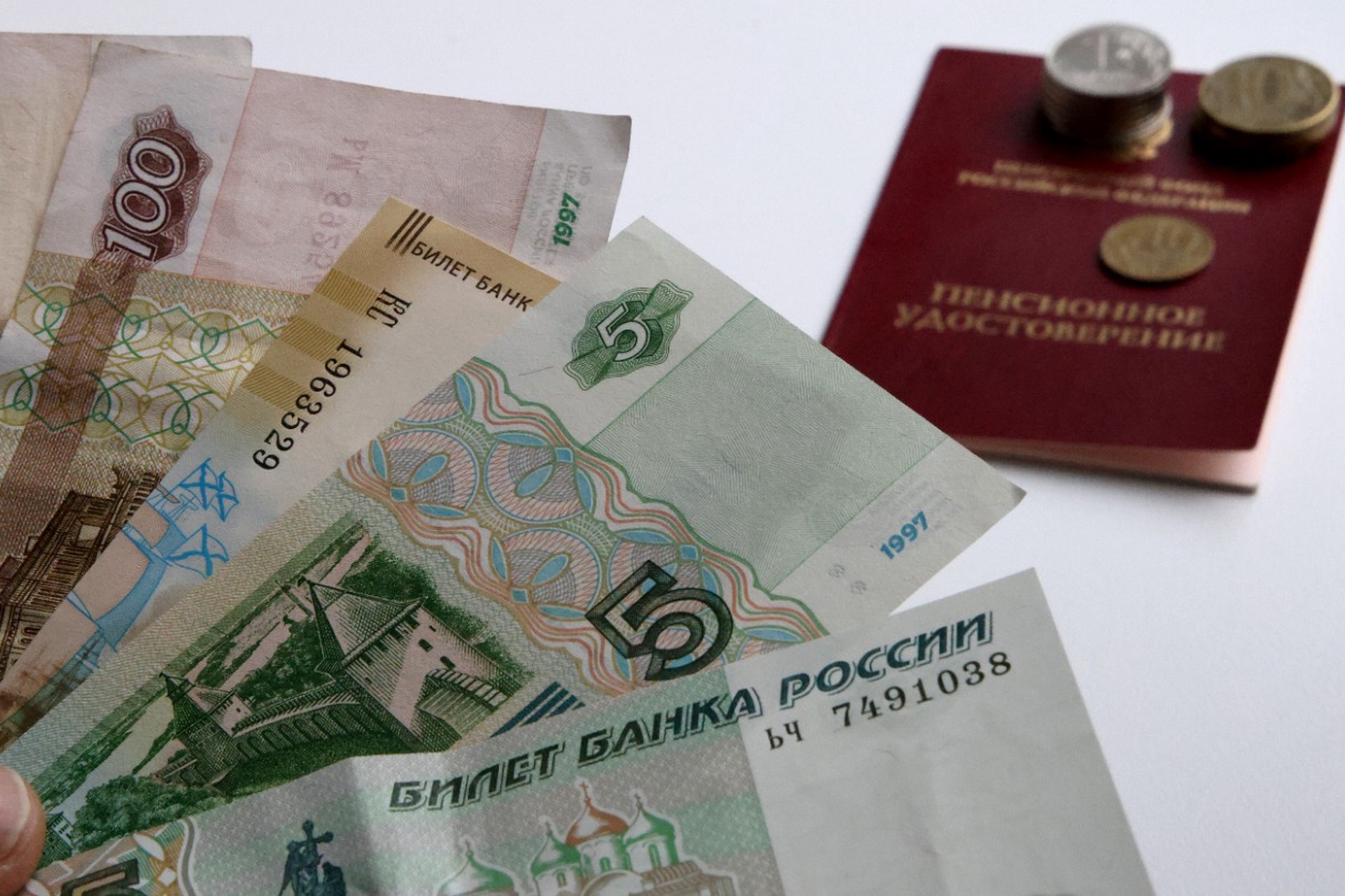 Повысить пенсию до 50 тыс. рублей предложили в Госдуме