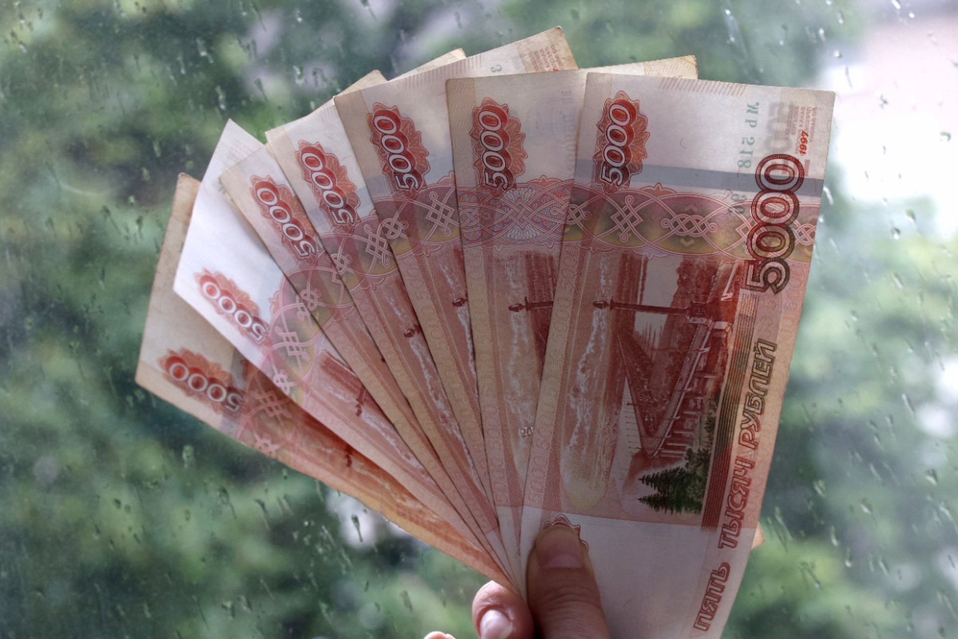 Стало известно, какая зарплата делает россиян счастливыми