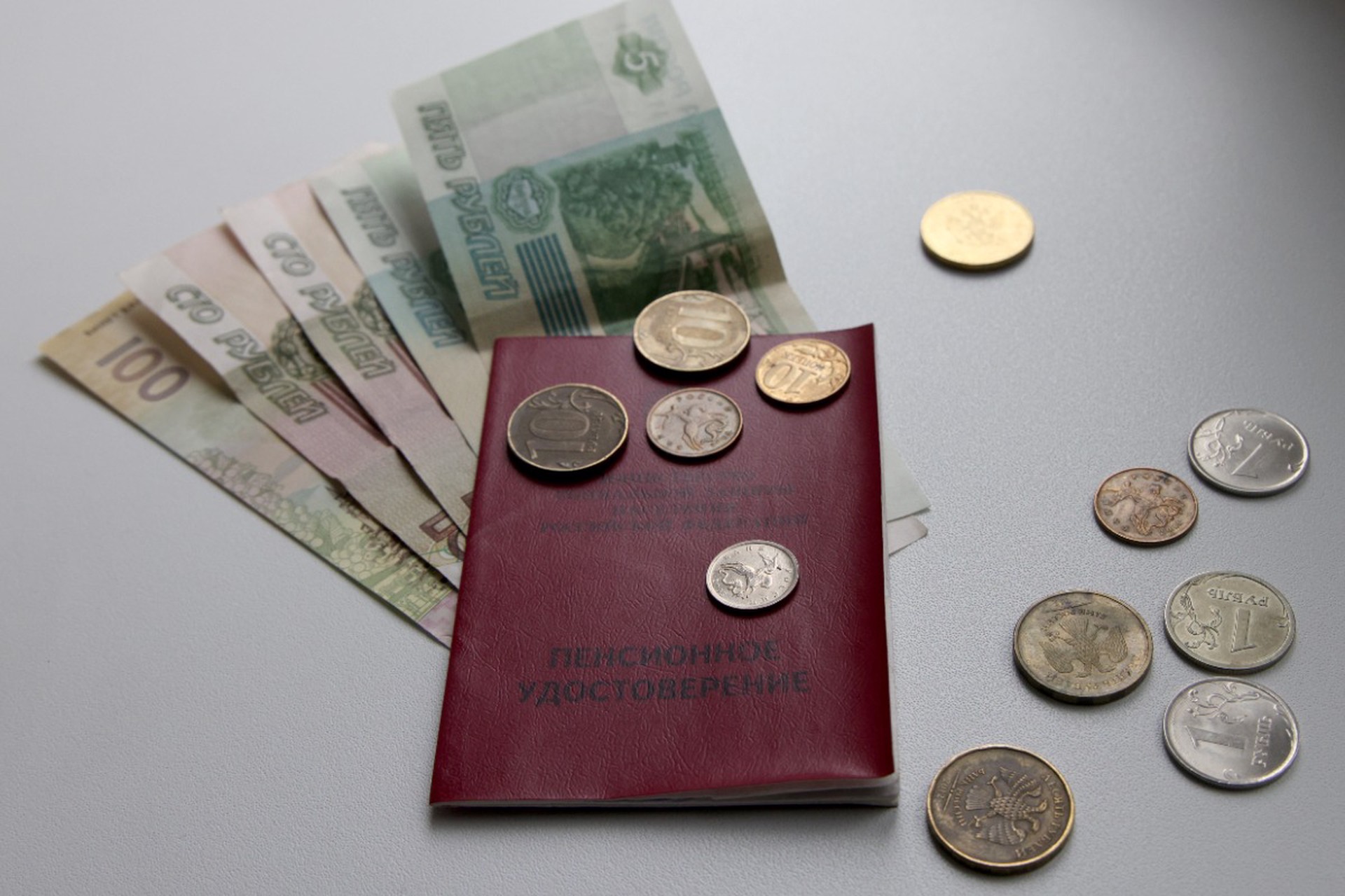 Пенсии россиян будут повышать дважды в год