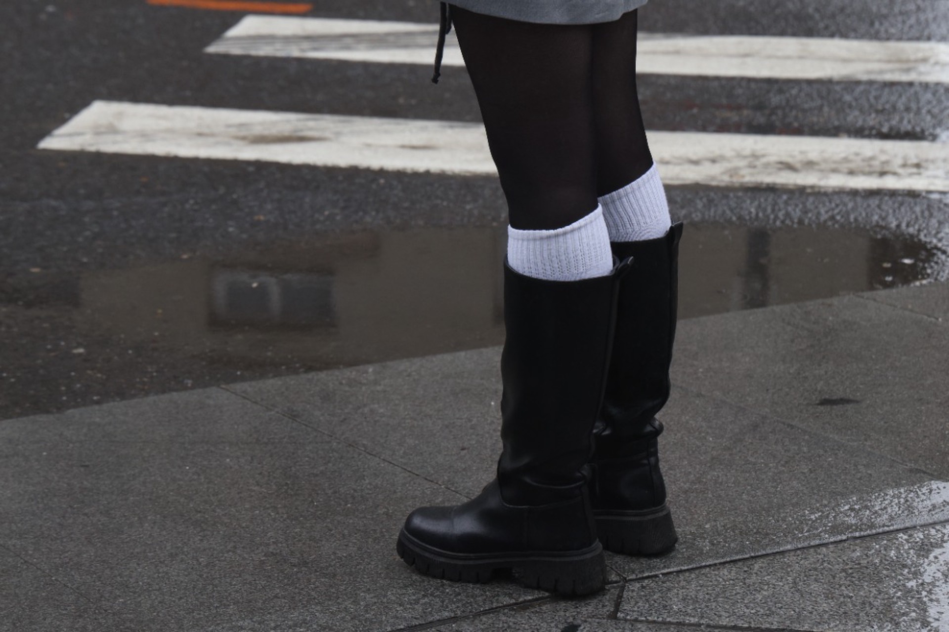 Водителям напомнили о штрафе за обрызгивание пешеходов из луж