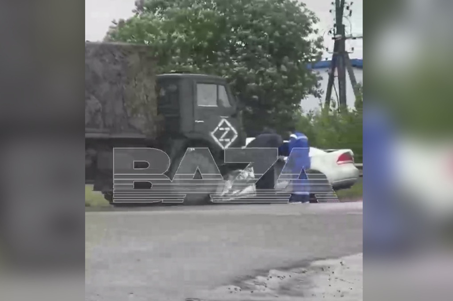 В Подмосковье военный грузовик смял легковушку, погибли двое