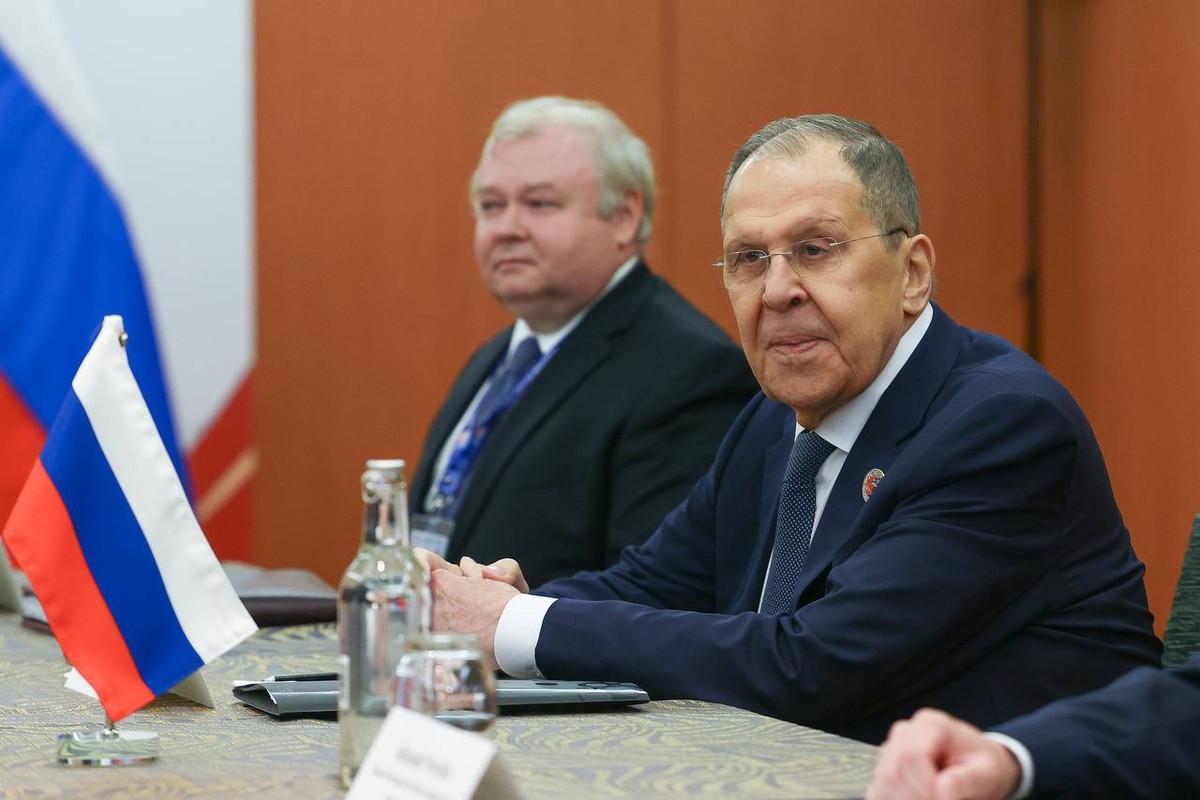 Лавров призвал Зеленского вспомнить статьи Конституции Украины, не касающиеся территорий