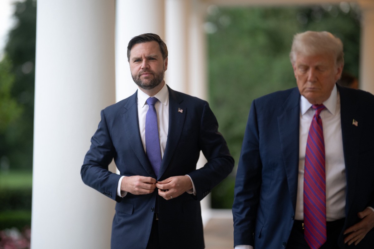 Задремавший Трамп вынудил Вэнса отвечать на каверзные вопросы журналистов