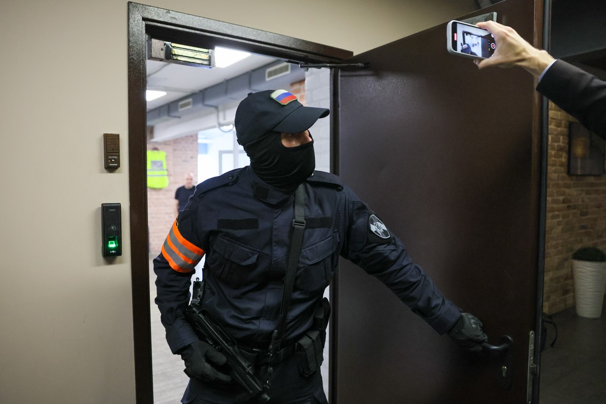 Главреда и редактора Baza задержали за дачу взятки