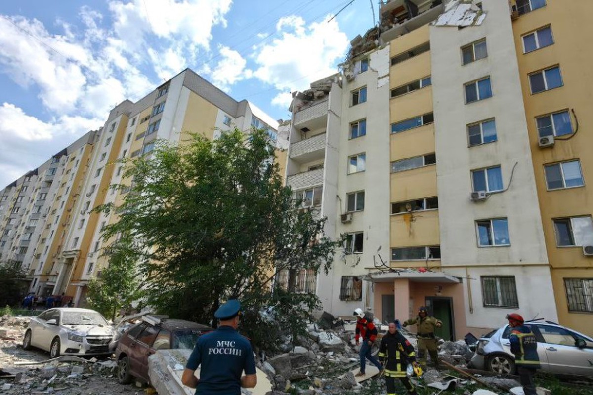 Живого человека обнаружили под обломками дома в Саратове