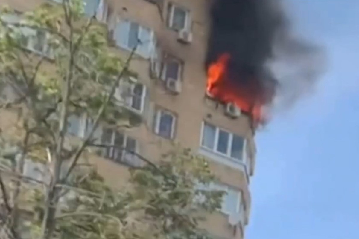 На Загородном шоссе в Москве горит многоэтажка 