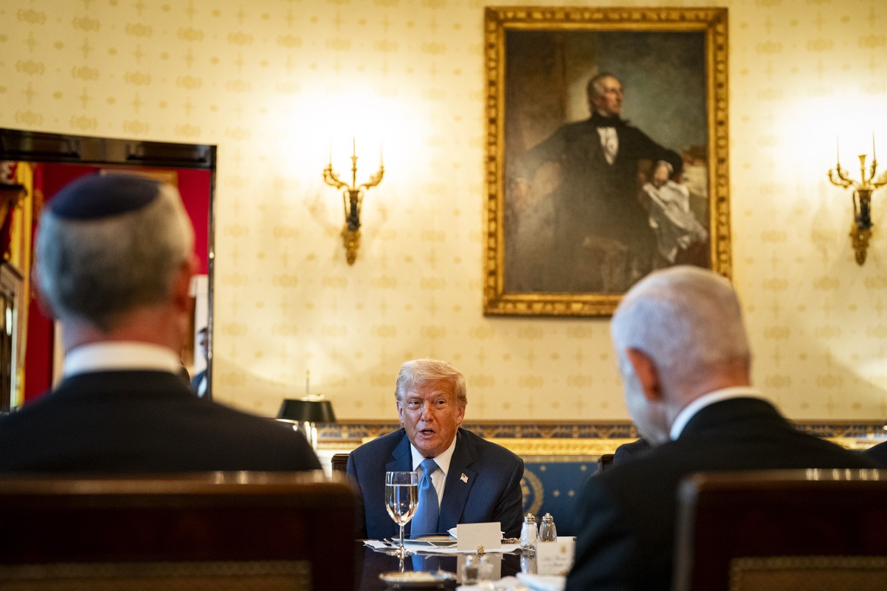 О чем пишут иноСМИ 8 июля: торговая война США, встреча Трампа и Нетаньяху, Макрон и Стармер делят мигрантов