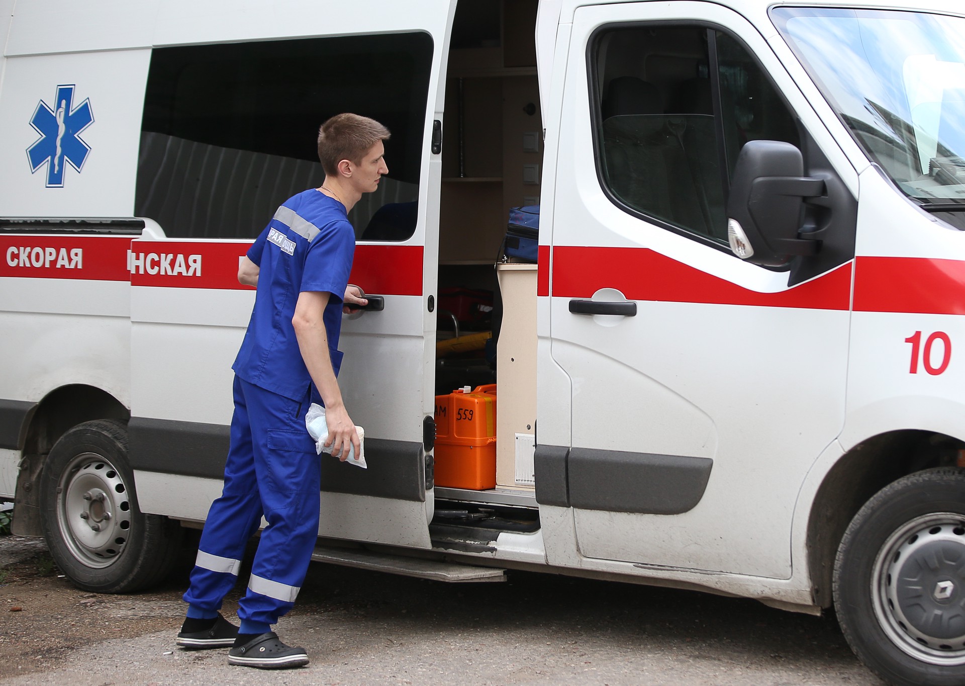 SHOT: В Омске на женщину рухнул балкон