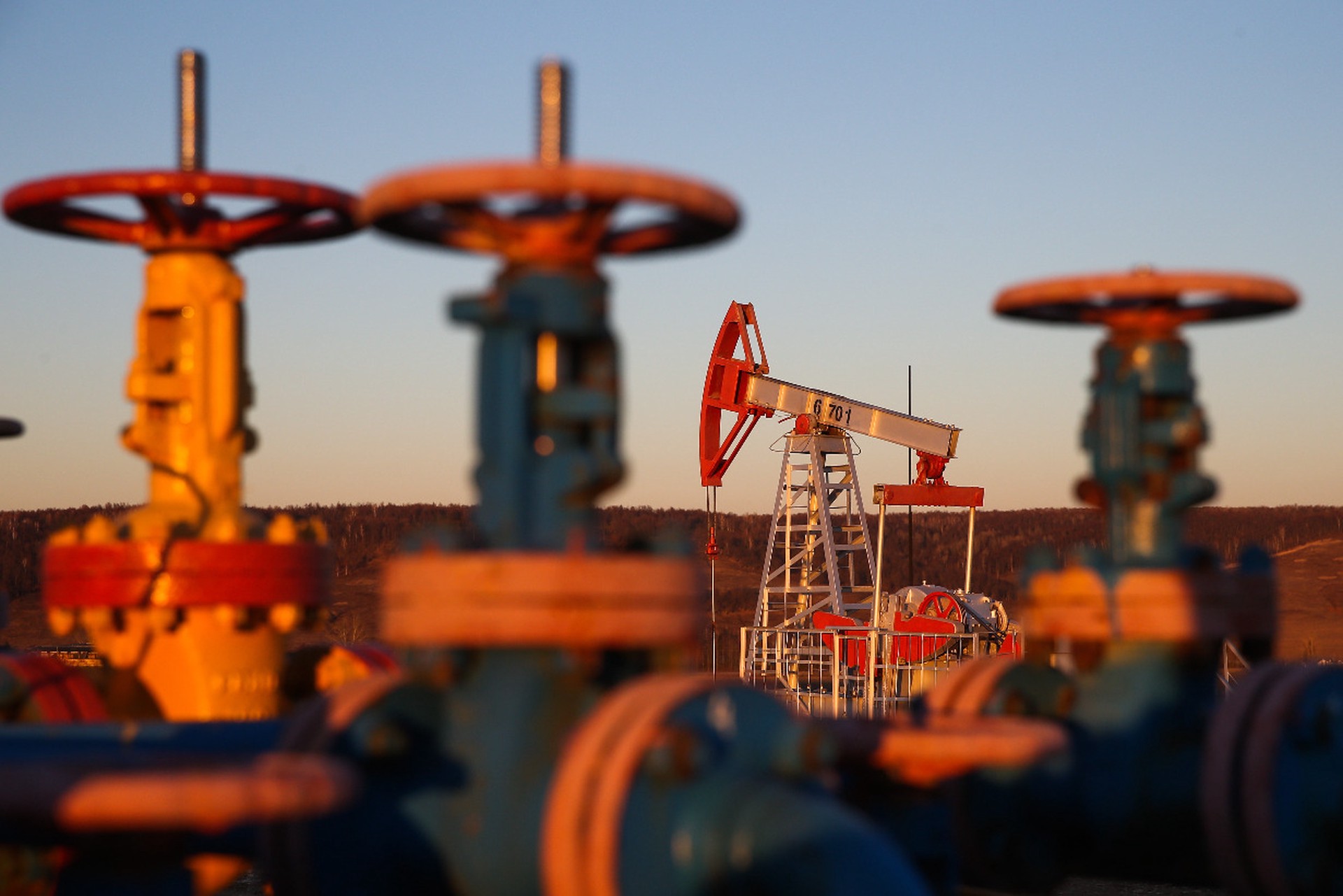 Экономист: Баррель нефти из России подешевеет на $10 из-за санкций