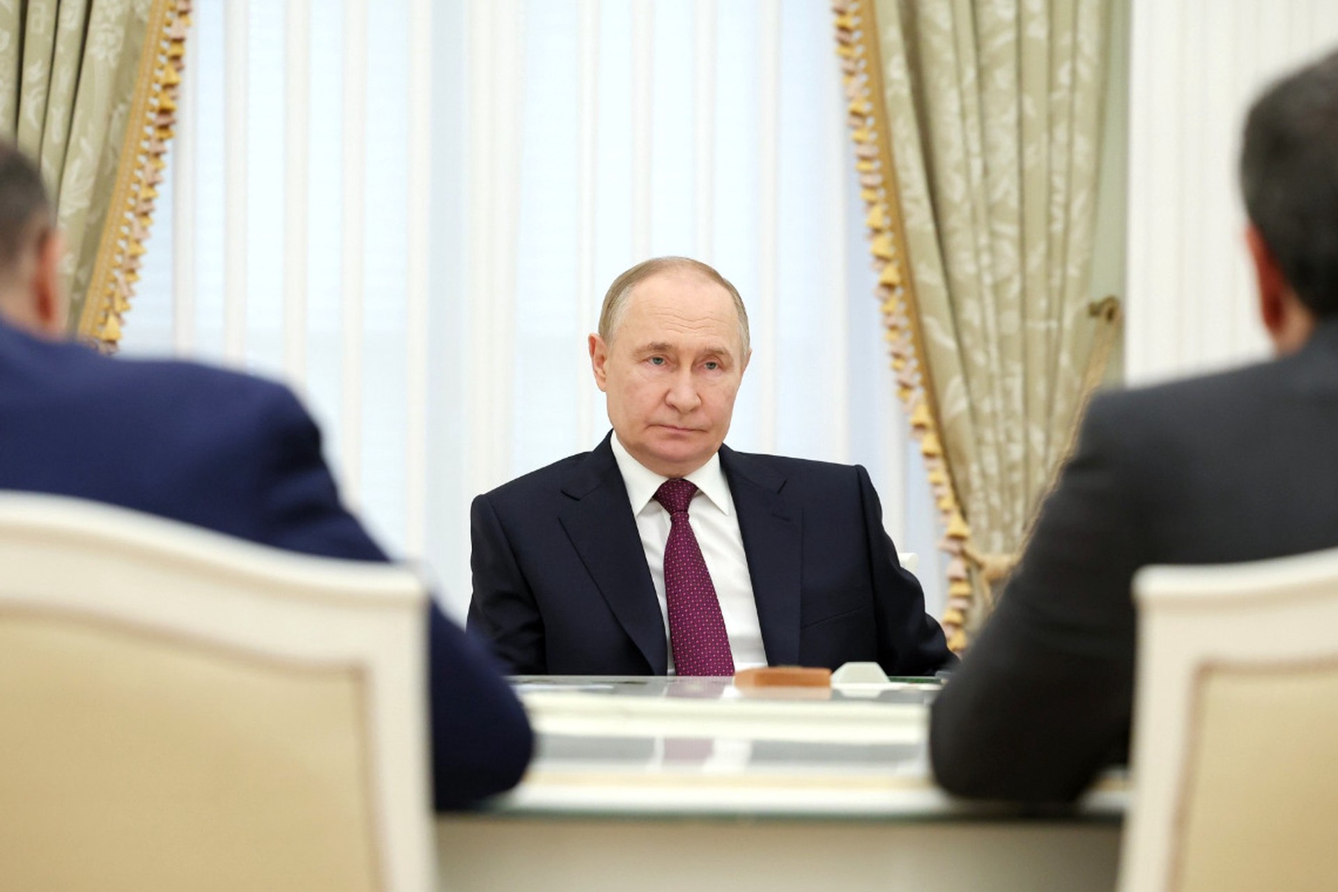 Путин назвал неактуальной статистику «10 девчонок на 9 ребят»