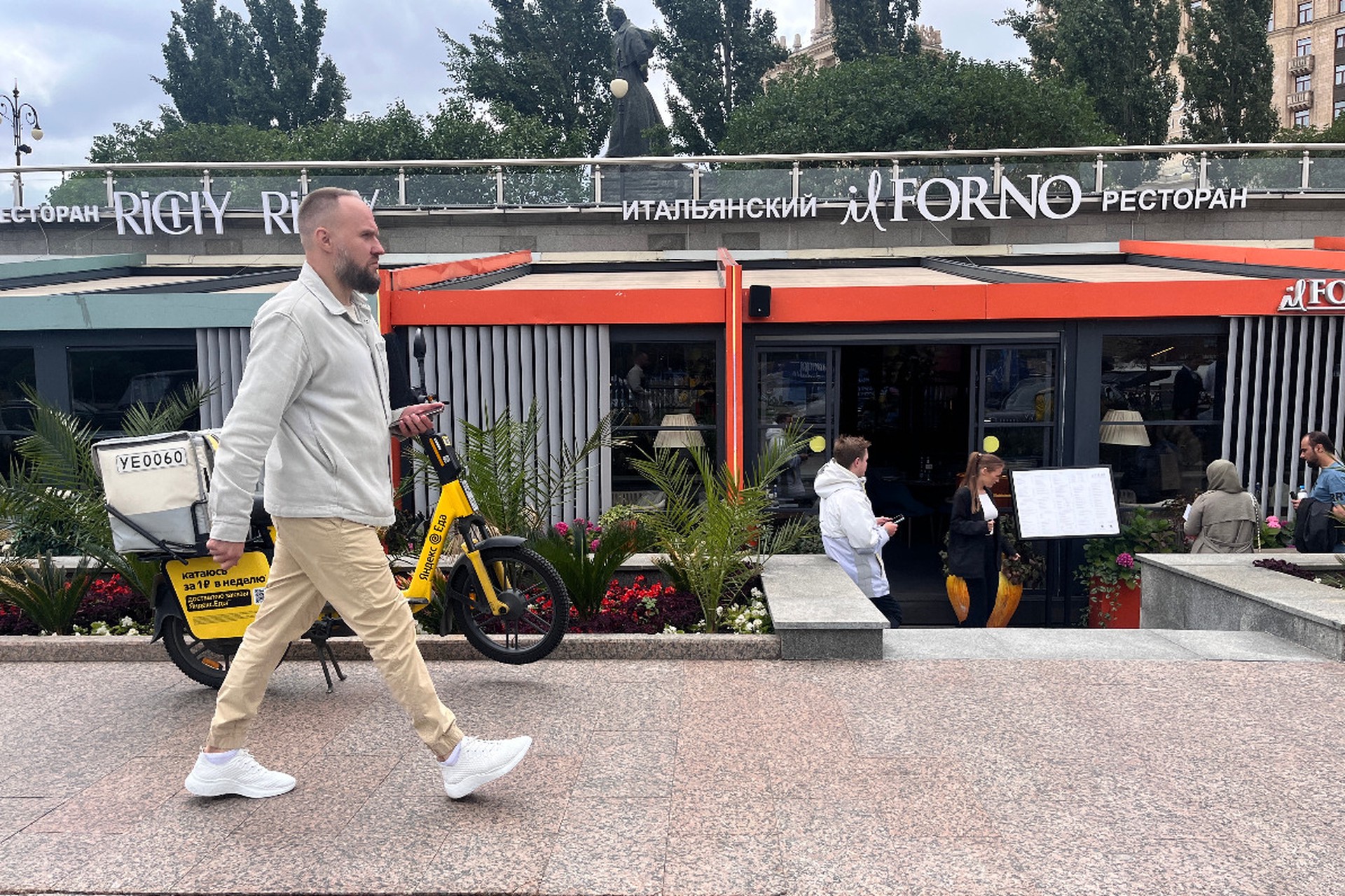 Иностранные слова на вывесках в России скоро исчезнут