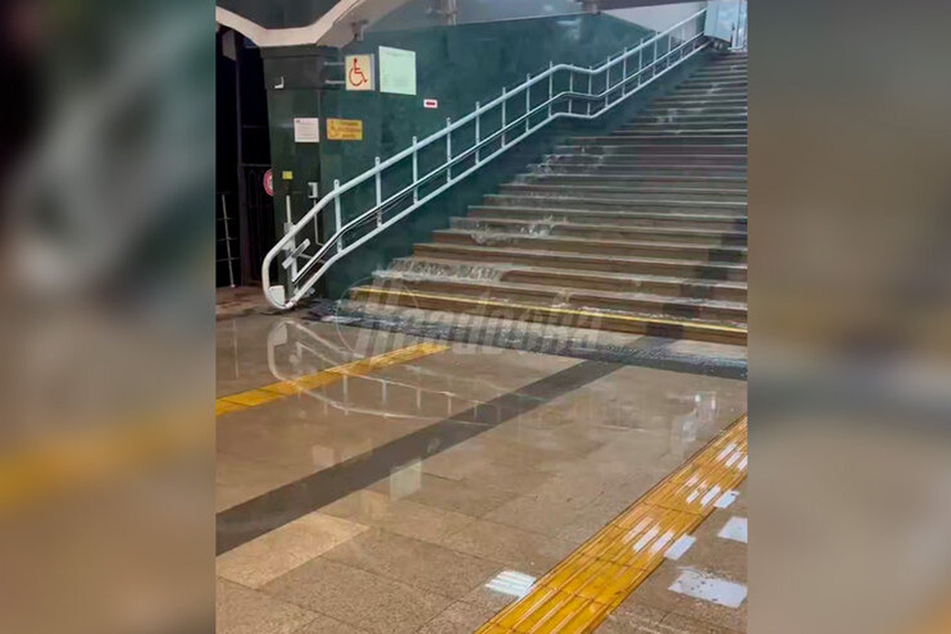 Одна из станций метро в Казани превратилась в подобие каскадного водопада