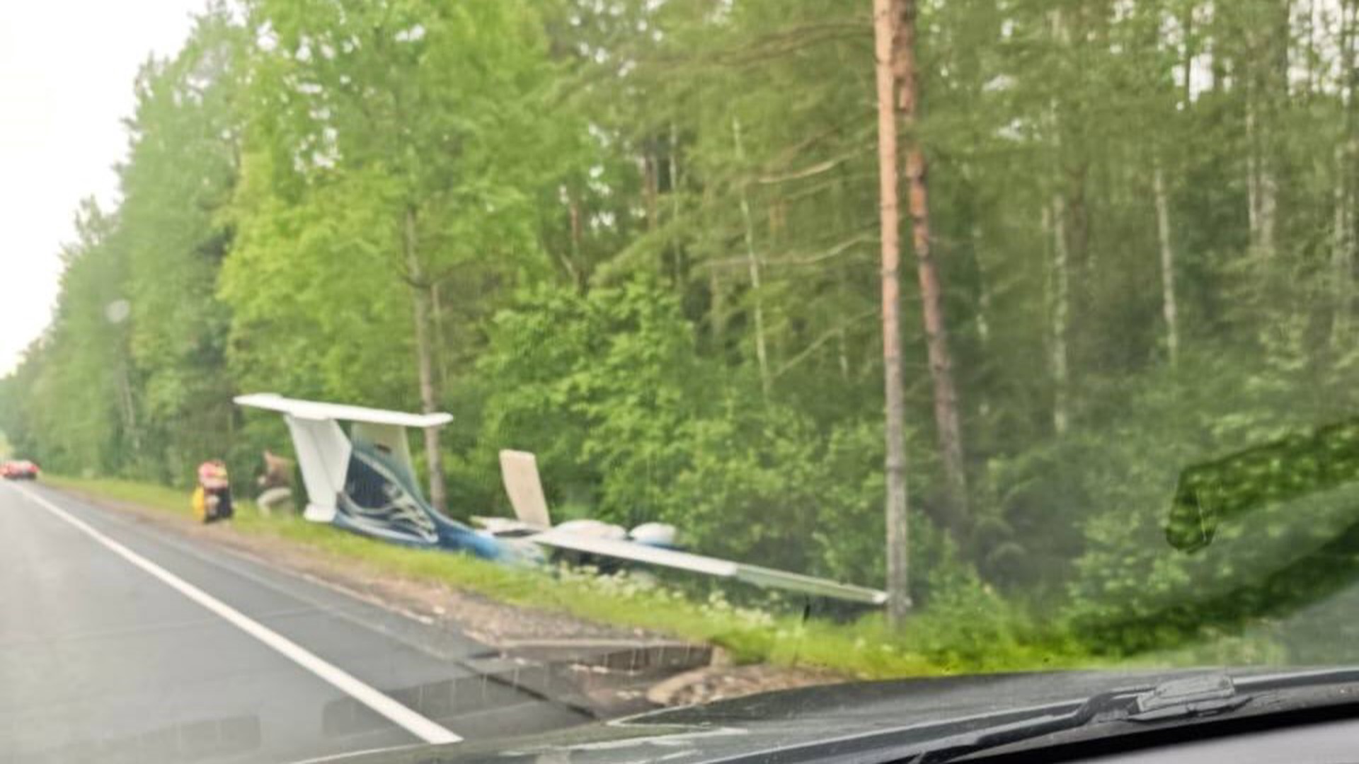 Легкомоторный самолет совершил вынужденную посадку на трассу А-120 в Ленобласти