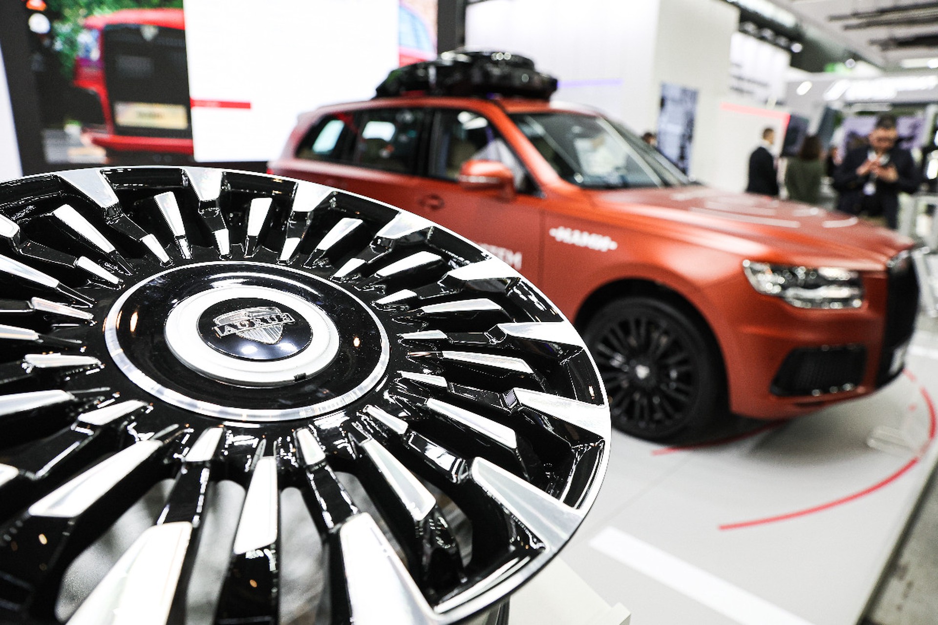 Прототипы беспилотных Lada и Aurus представили в Екатеринбурге