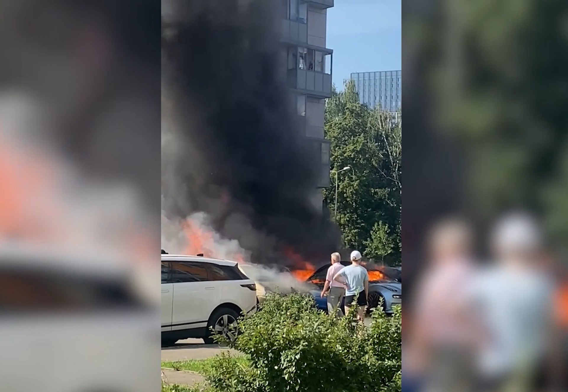 Названа возможная причина возгорания машин на севере Москвы
