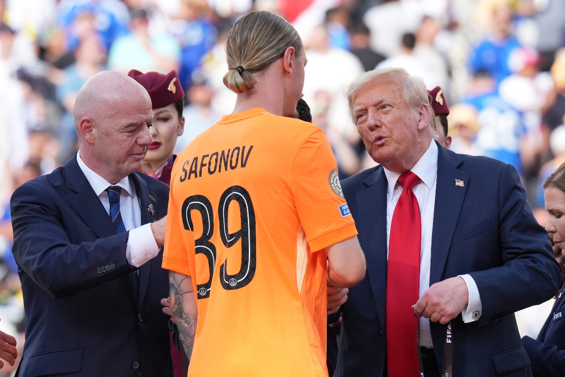 Трамп вручил медаль российскому вратарю ПСЖ Матвею Сафонову