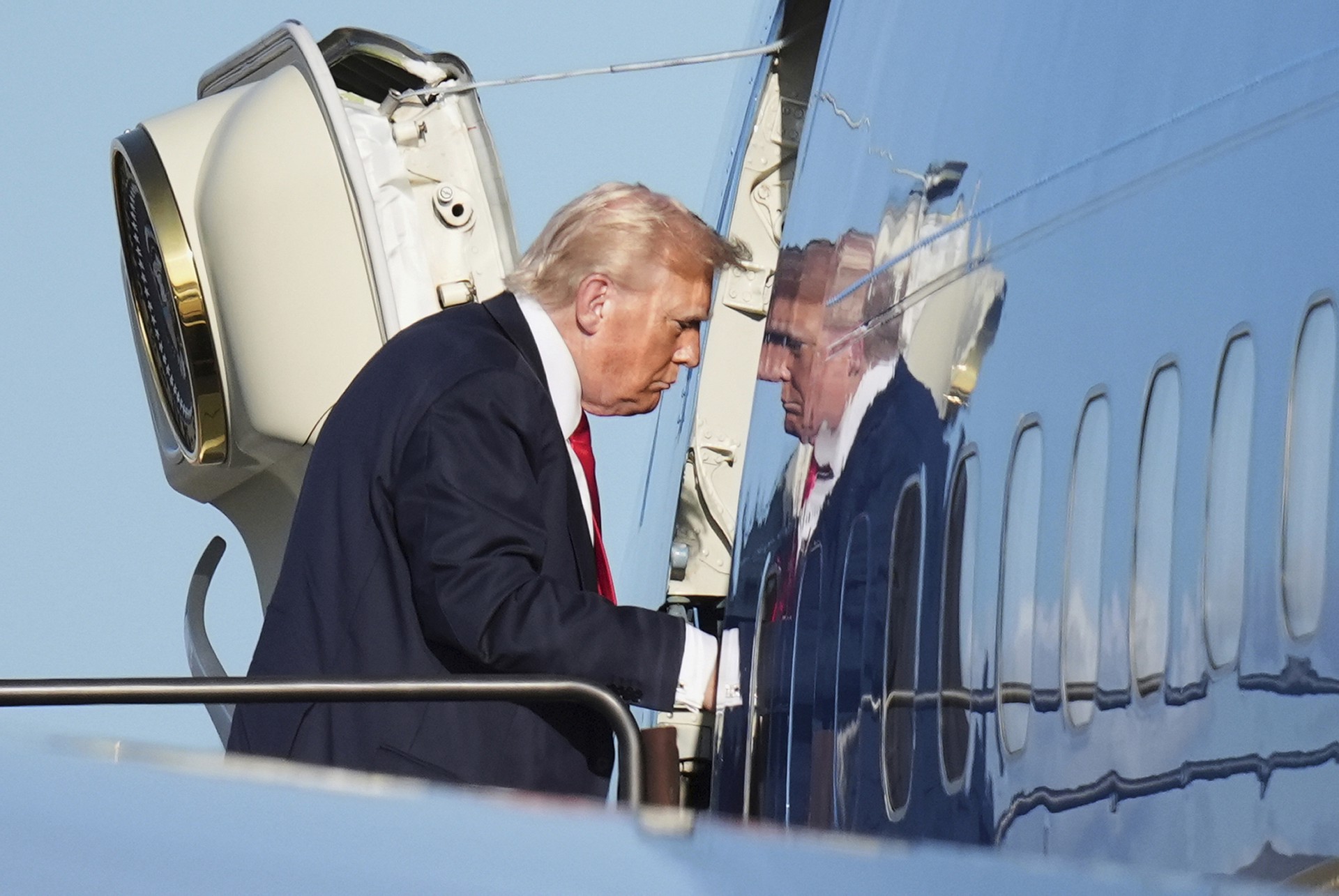 Дулу закон не писан: почему политику Трампа с каждым днем все легче спутать с байденовской