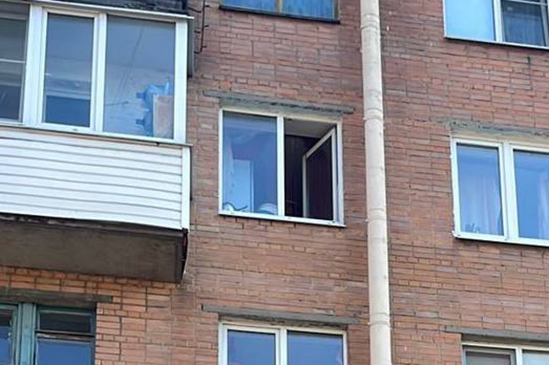 Восьмилетняя девочка погибла в результате падения из окна в Ленсоветовском