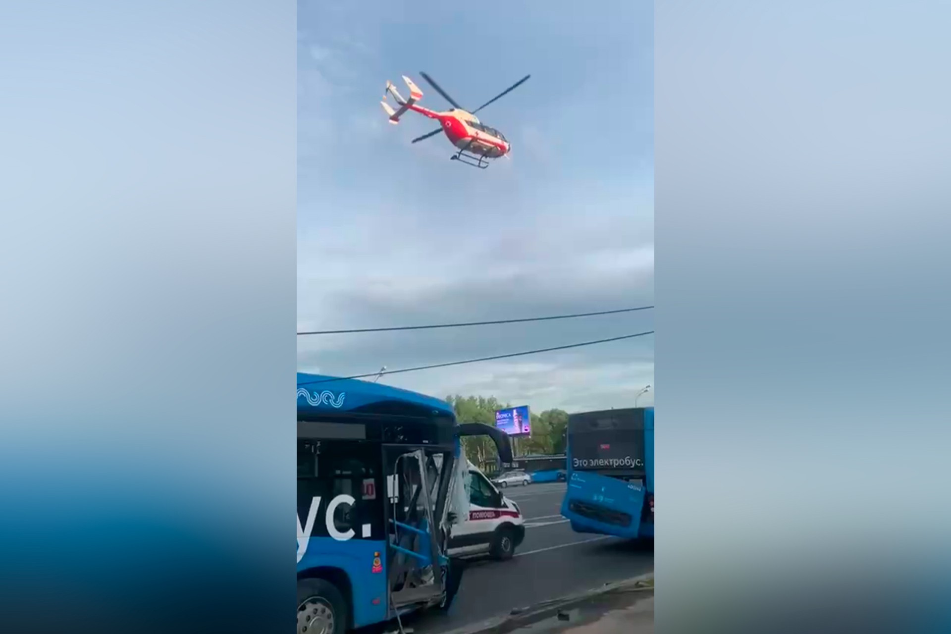 Два электробуса столкнулись в Москве, пострадало 11 человек