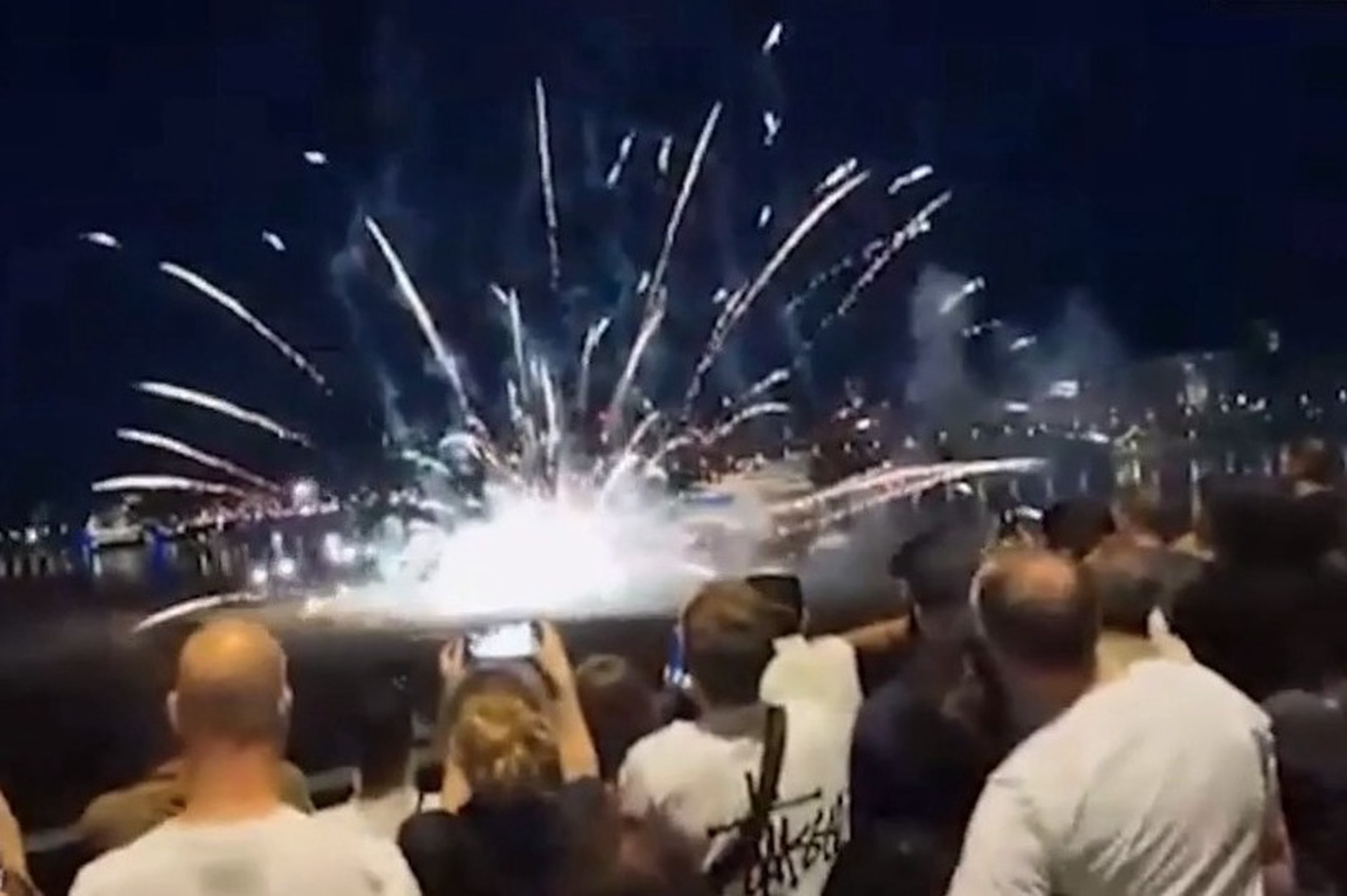 Фейерверк влетел в зрителей фестиваля в Дюссельдорфе