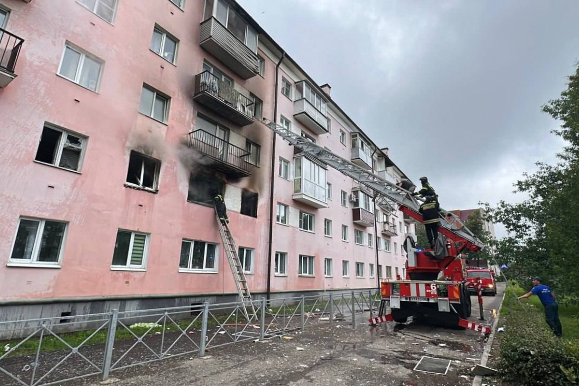 В Великих Луках четыре человека пострадали при взрыве газа