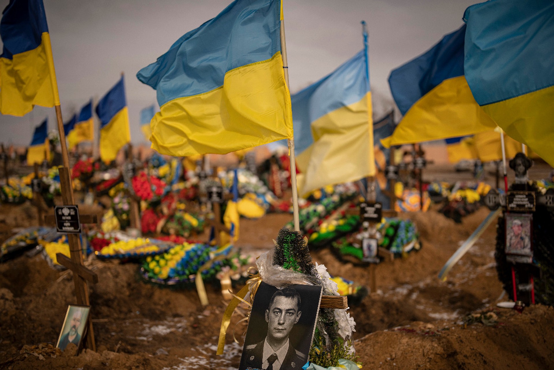 На украинских кладбищах закончились места для военных