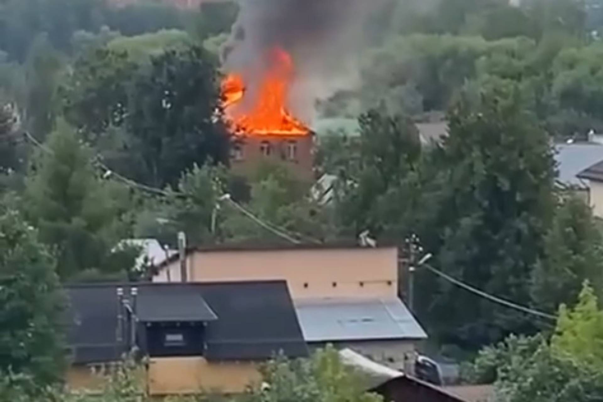 В Подмосковье загорелся дом после падения дрона