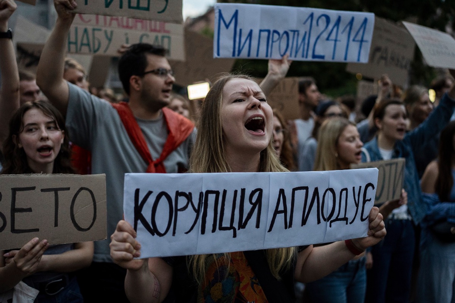 Взятки сладки: почему меры Зеленского против антикоррупционных ведомств вызвали протесты на Украине