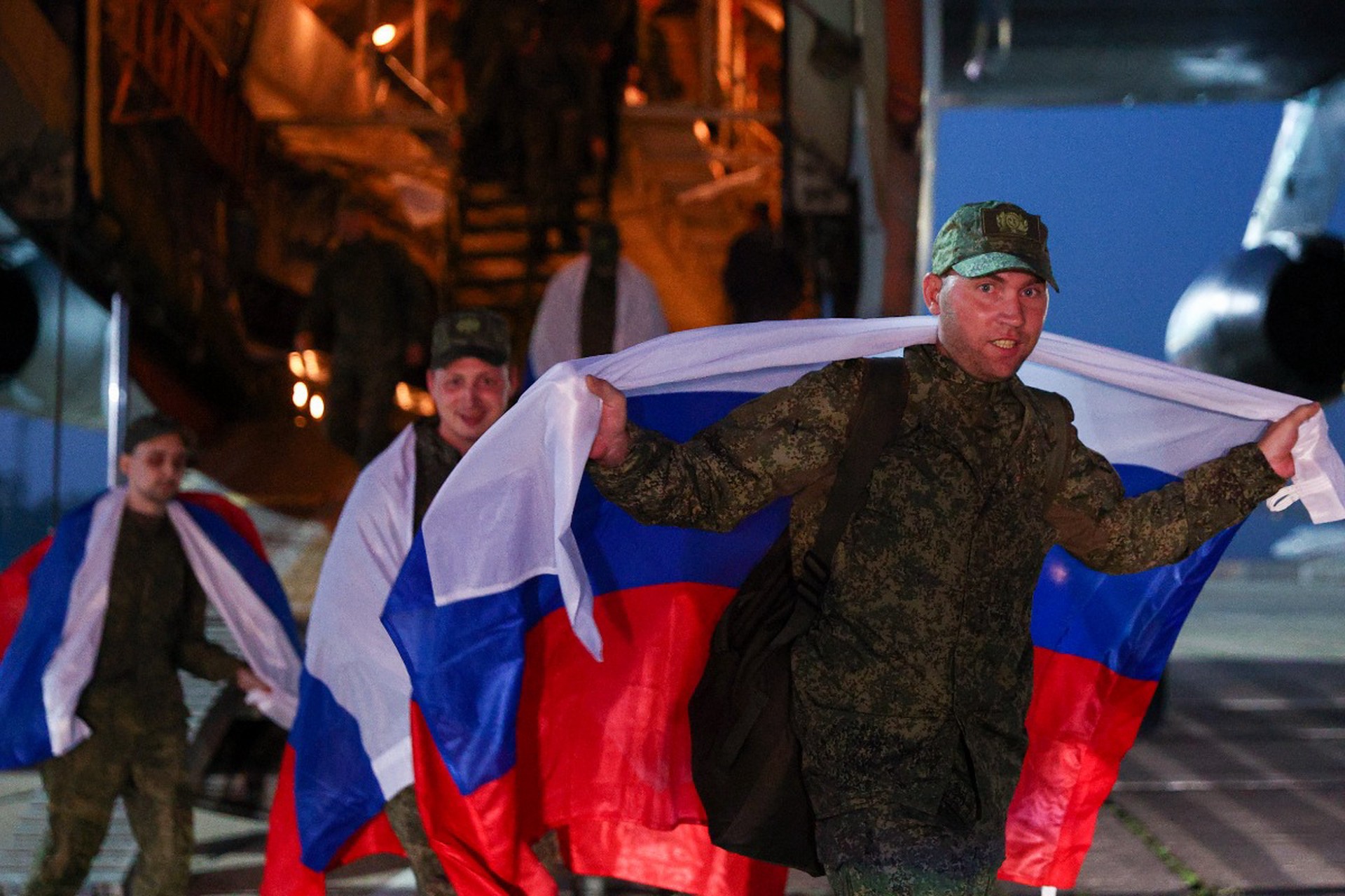 Вернувшиеся из украинского плена военнослужащие прибыли в Подмосковье