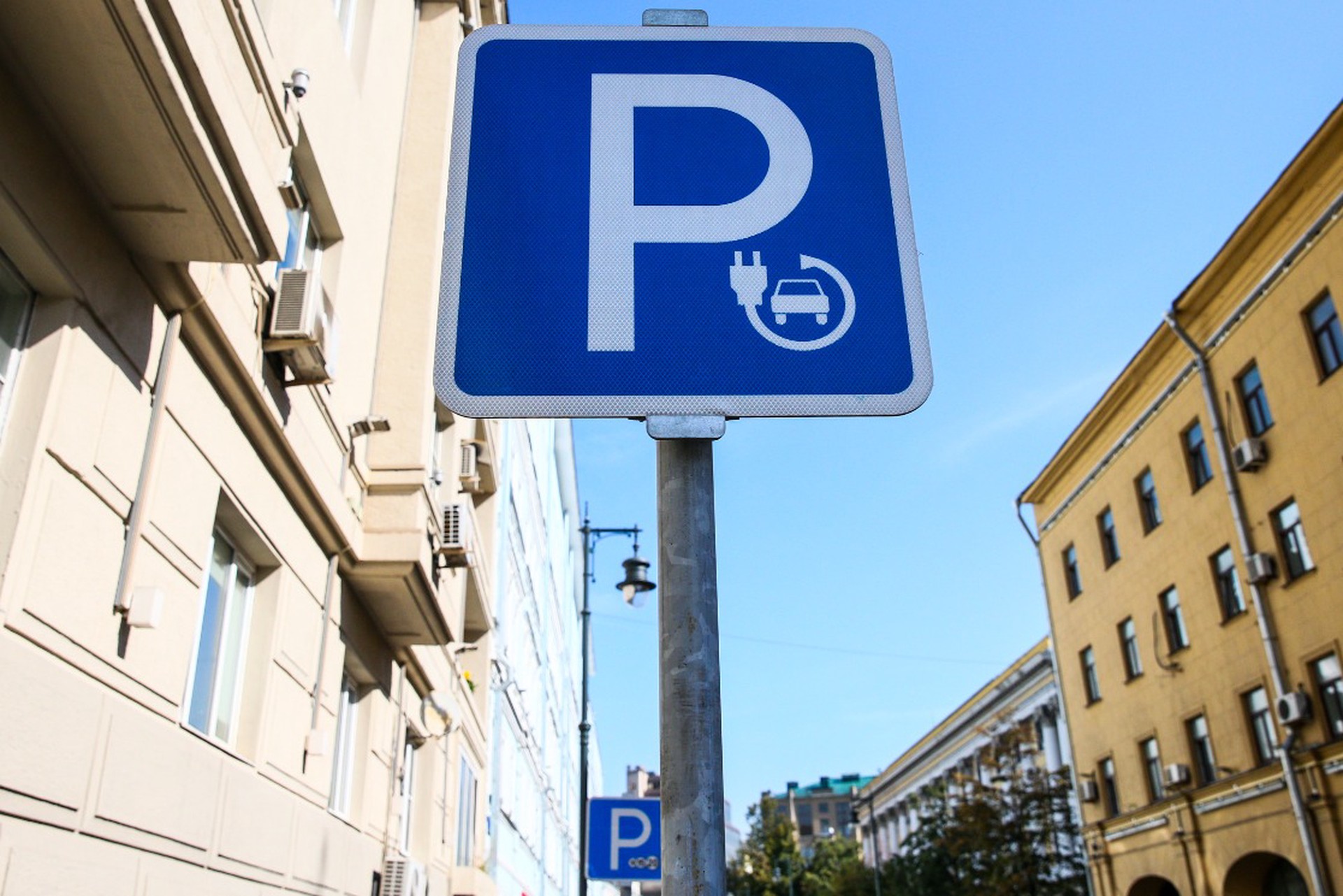 Автоэксперт спрогнозировал отмену бесплатных парковок для электромобилей в Москве