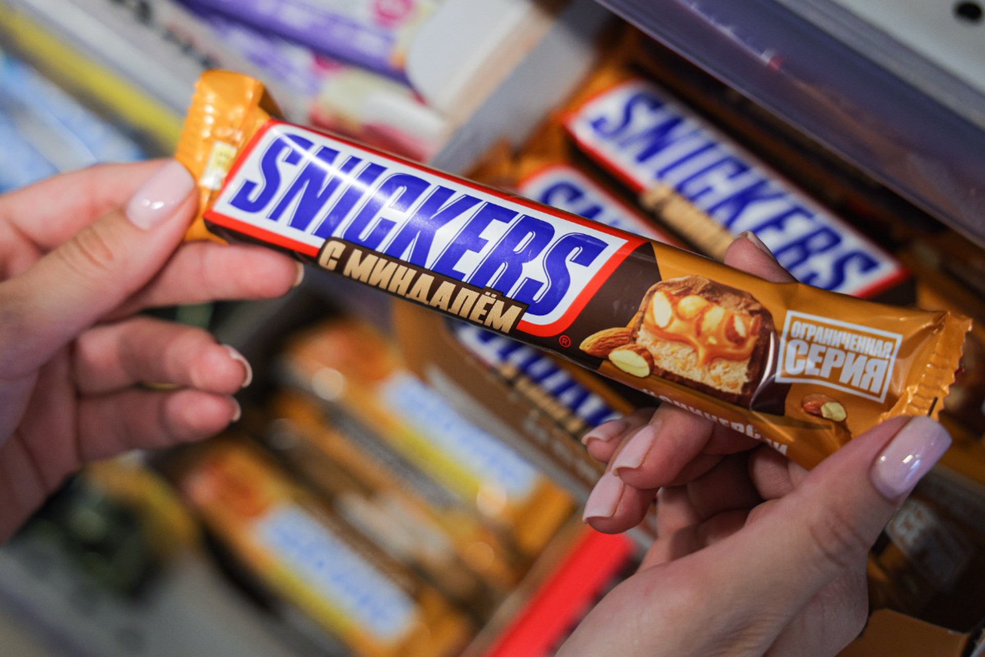 Эксперт успокоил любителей Snickers и Twix на фоне сообщений о возможной пропаже шоколадок с полок
