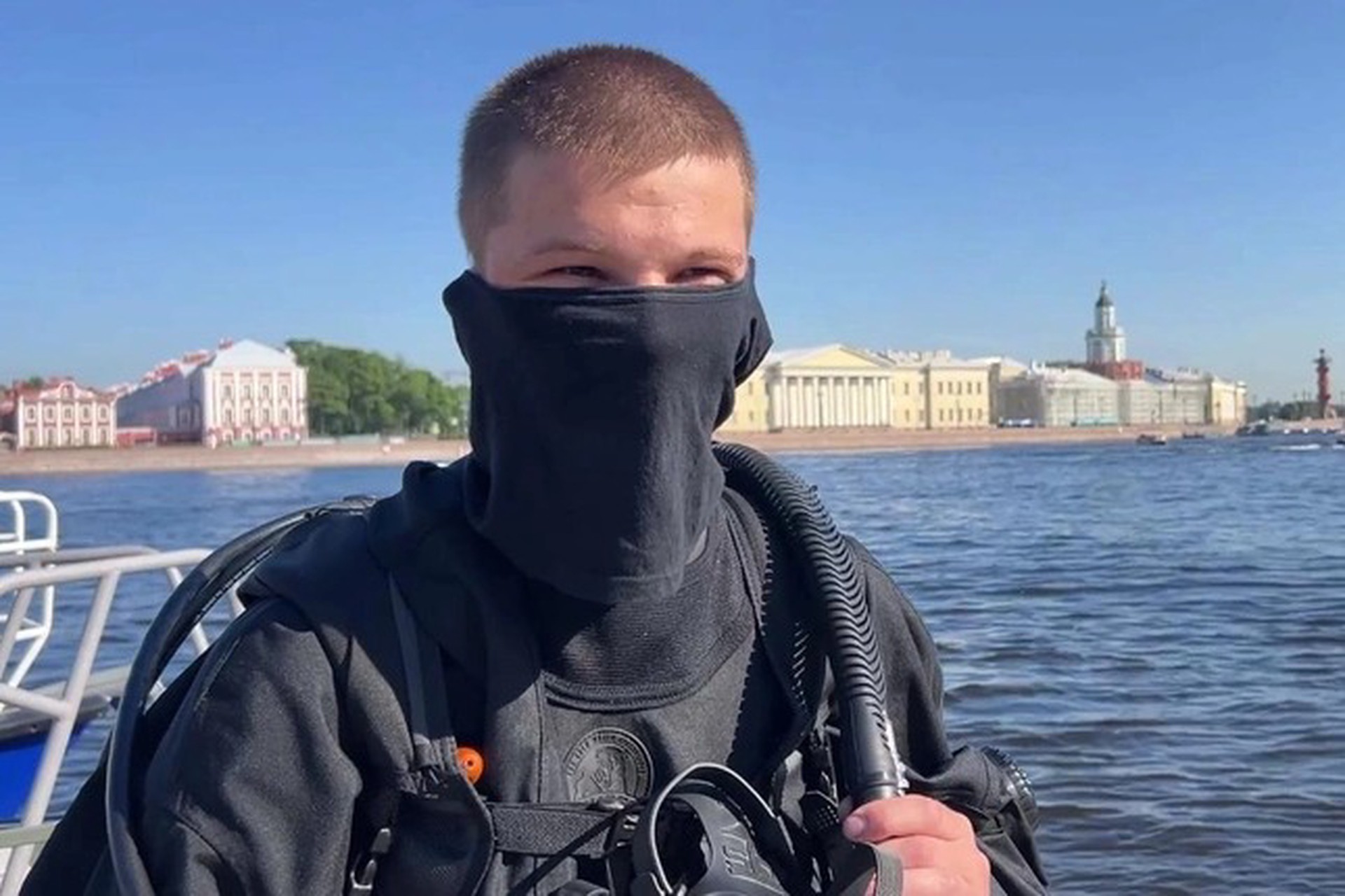 Водолаз вернул девушке телефон, найденный на дне Невы