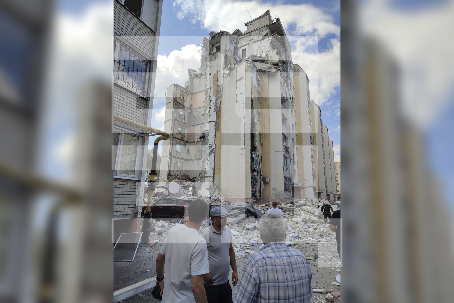 В Саратовской области ввели режим ЧС после взрыва в жилом доме