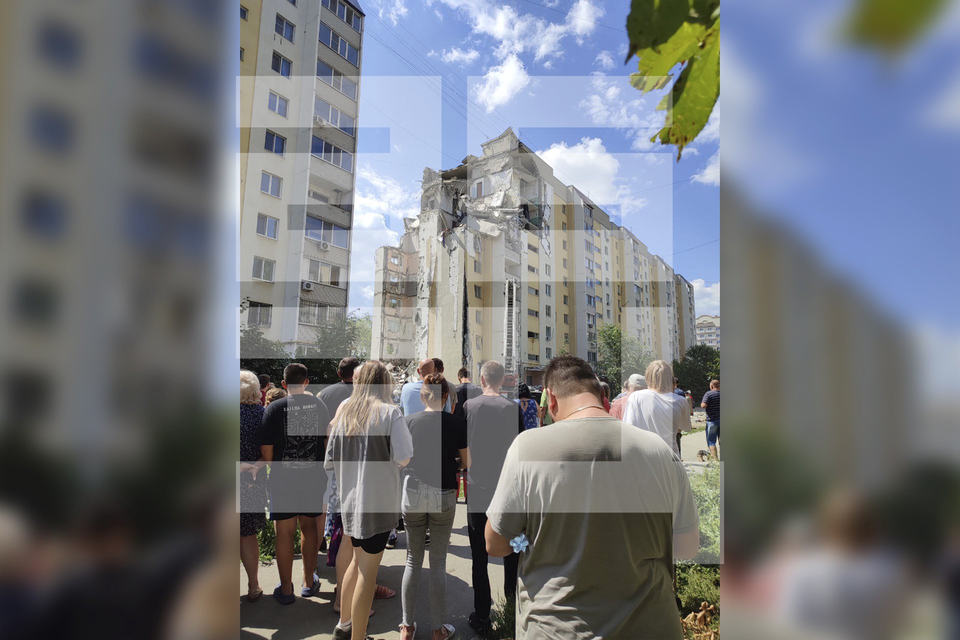 В Саратове произошел взрыв в подъезде жилого дома