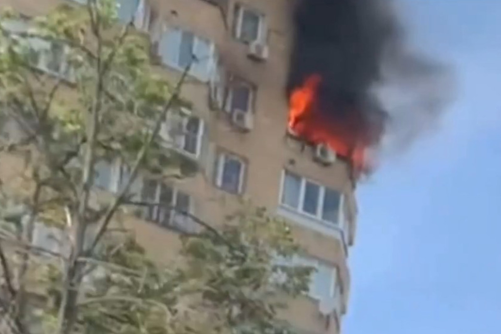 На Загородном шоссе в Москве горит многоэтажка 