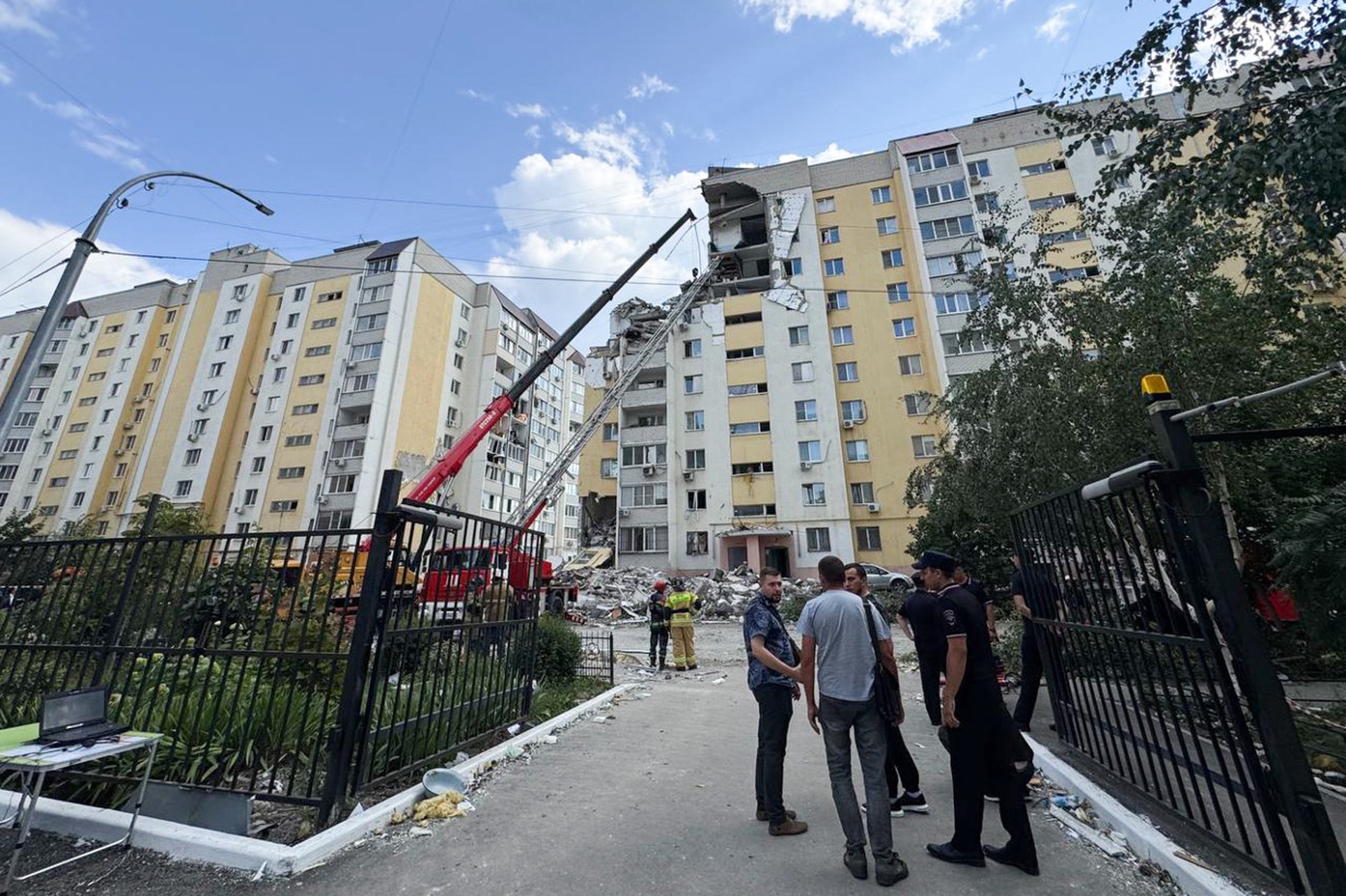 Куренков: Под завалами дома в Саратове все еще могут находиться люди