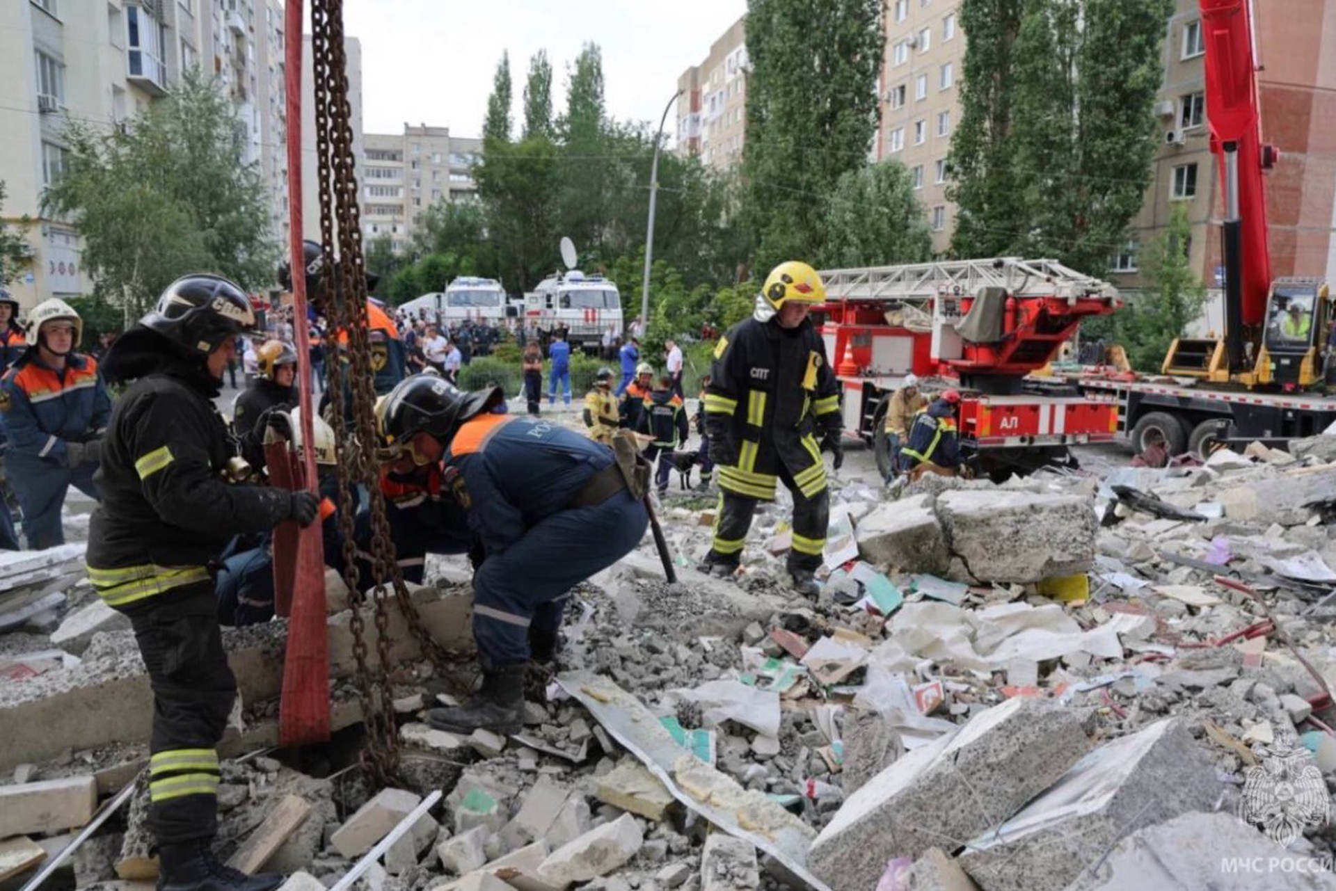 Под завалами в Саратове могут находиться четыре человека, в том числе ребенок