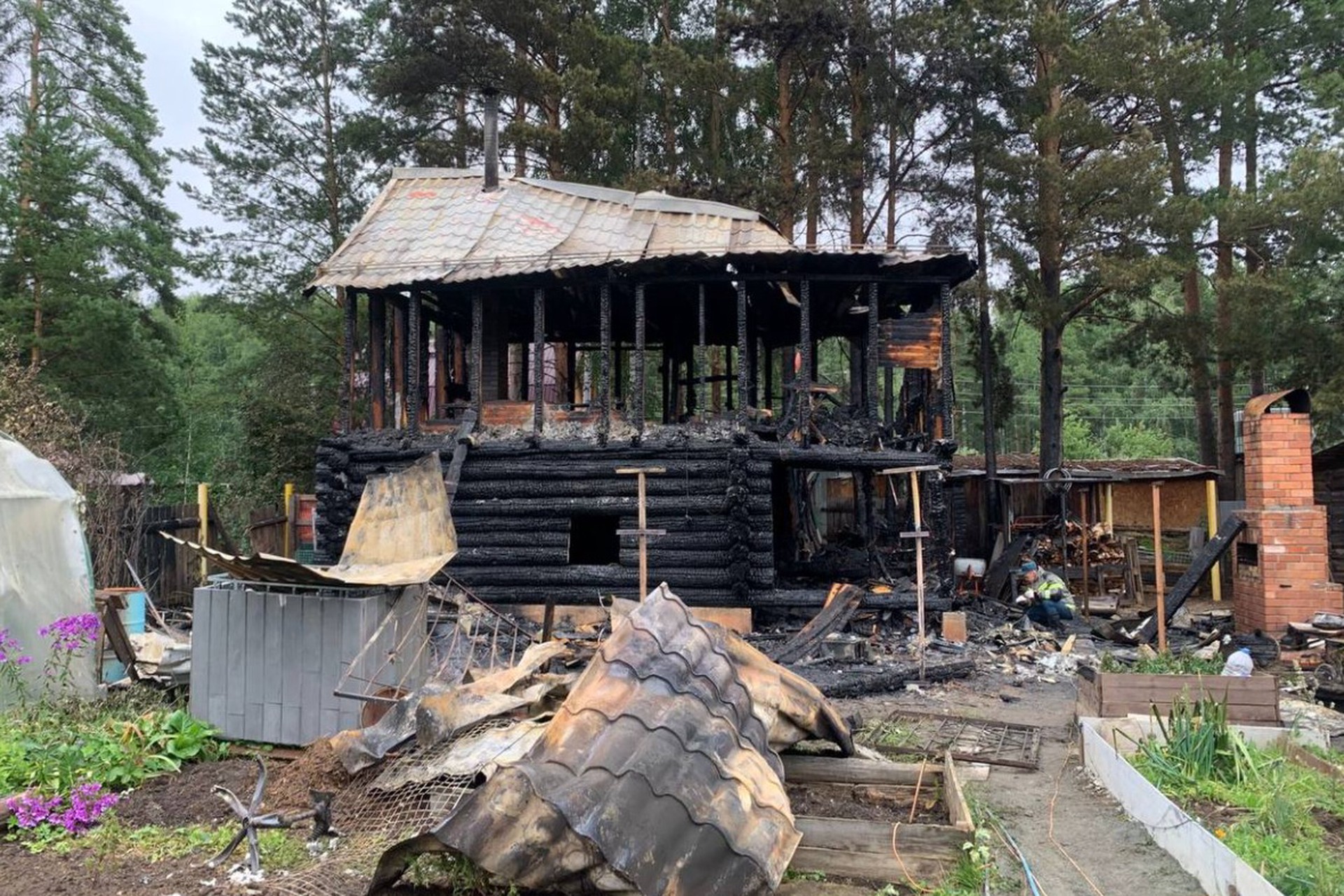 Пожар унес жизни троих детей и женщины под Екатеринбургом