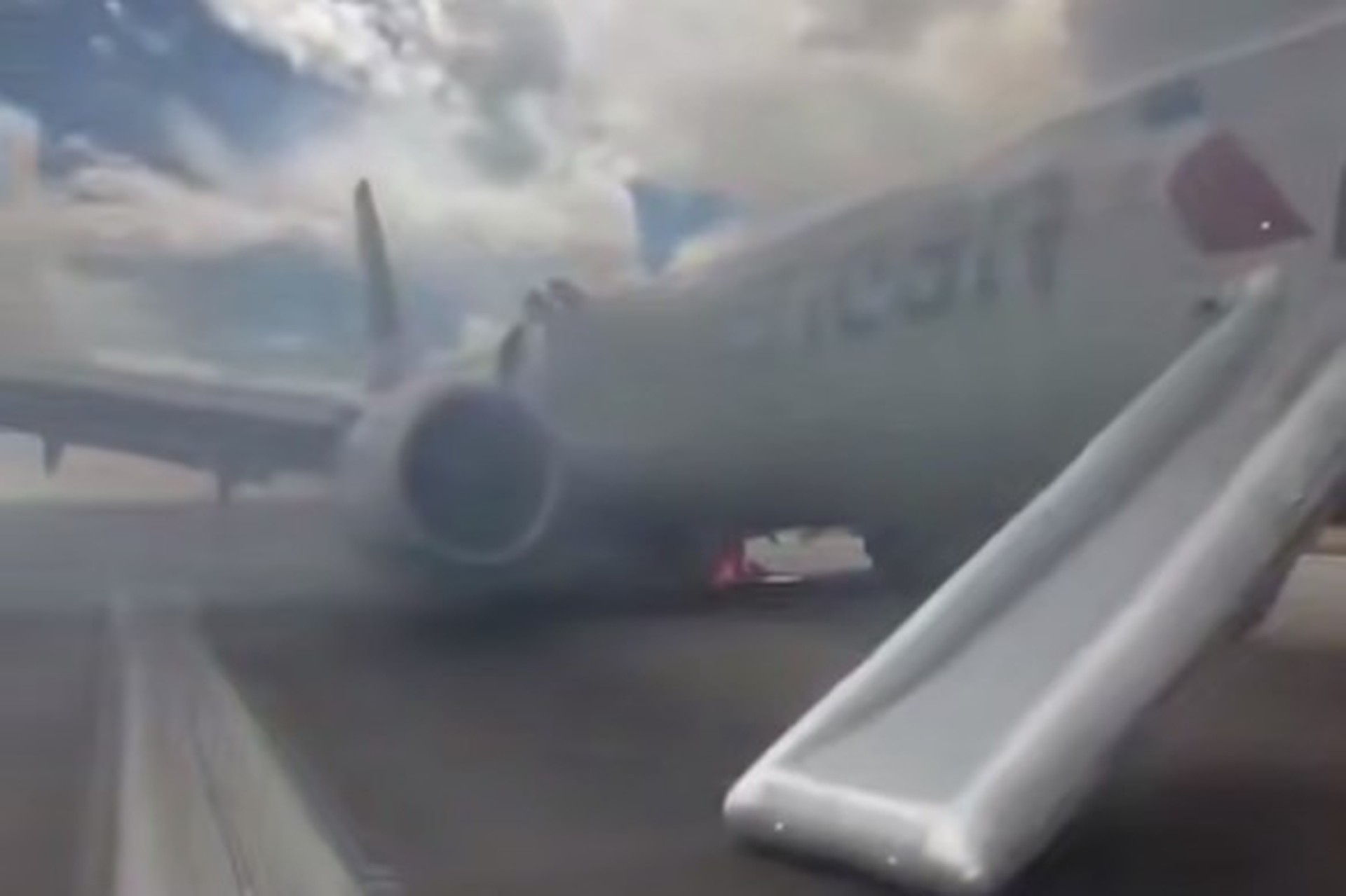 Пассажирский Boeing 737 загорелся в международном аэропорту Денвера