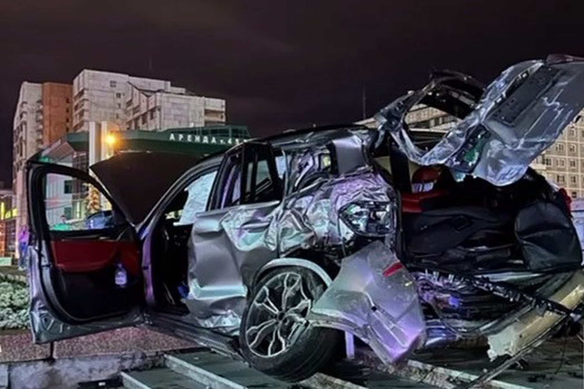 Автолихач на BMW насмерть сбил женщину и врезался в крыльцо мэрии Магнитогорска