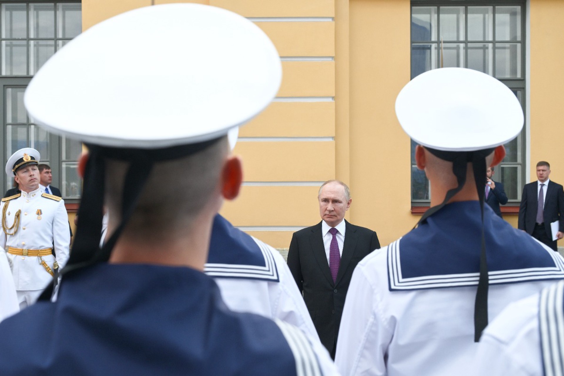 Путин в День ВМФ осмотрел учения «Июльский шторм»