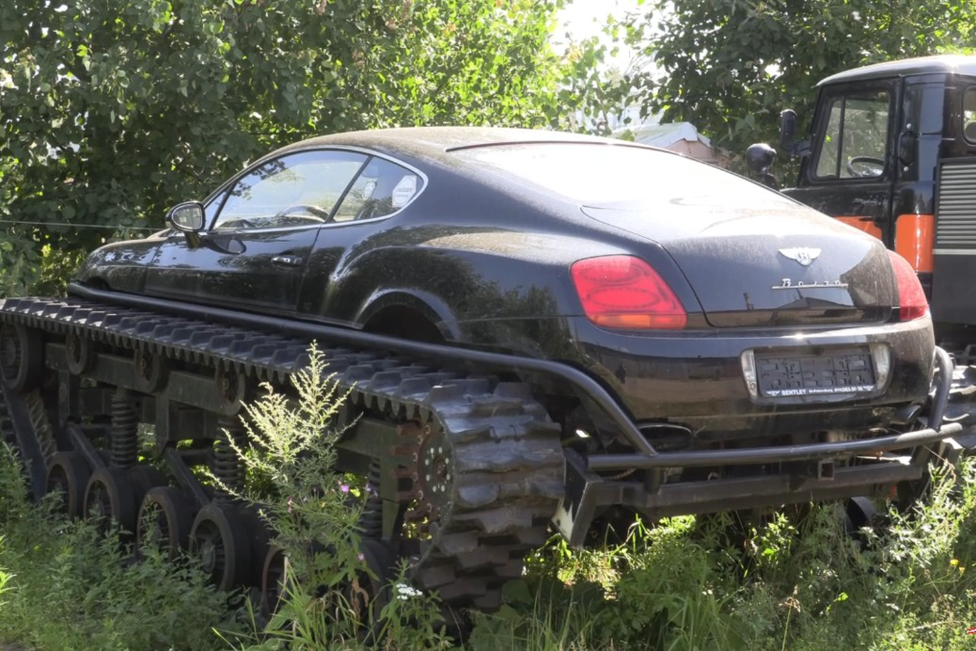 Bentley на гусеницах обнаружила полиция во время рейда в Петербурге