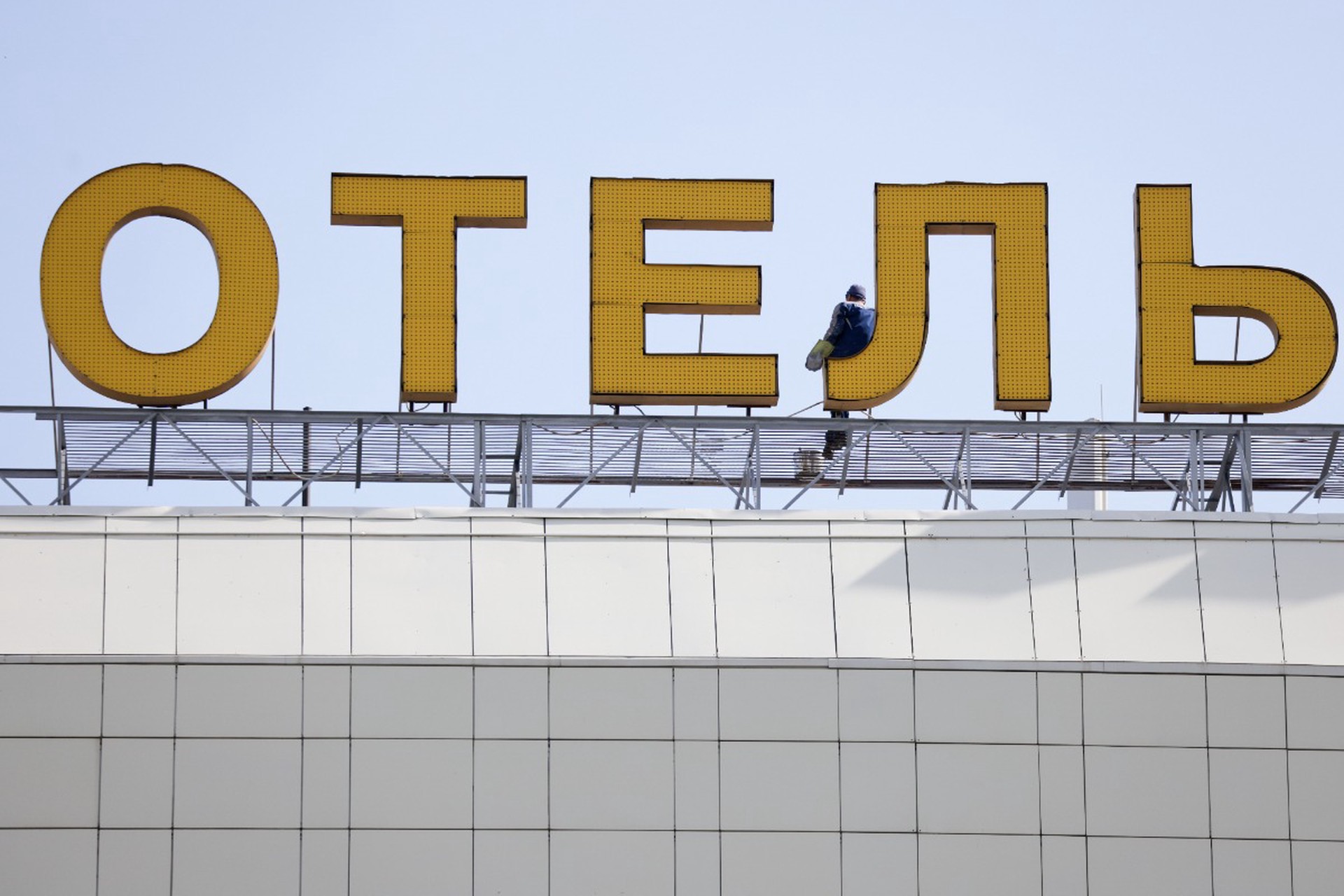 В Госдуме предложили ввести госконтроль цен в гостиницах на период отпусков