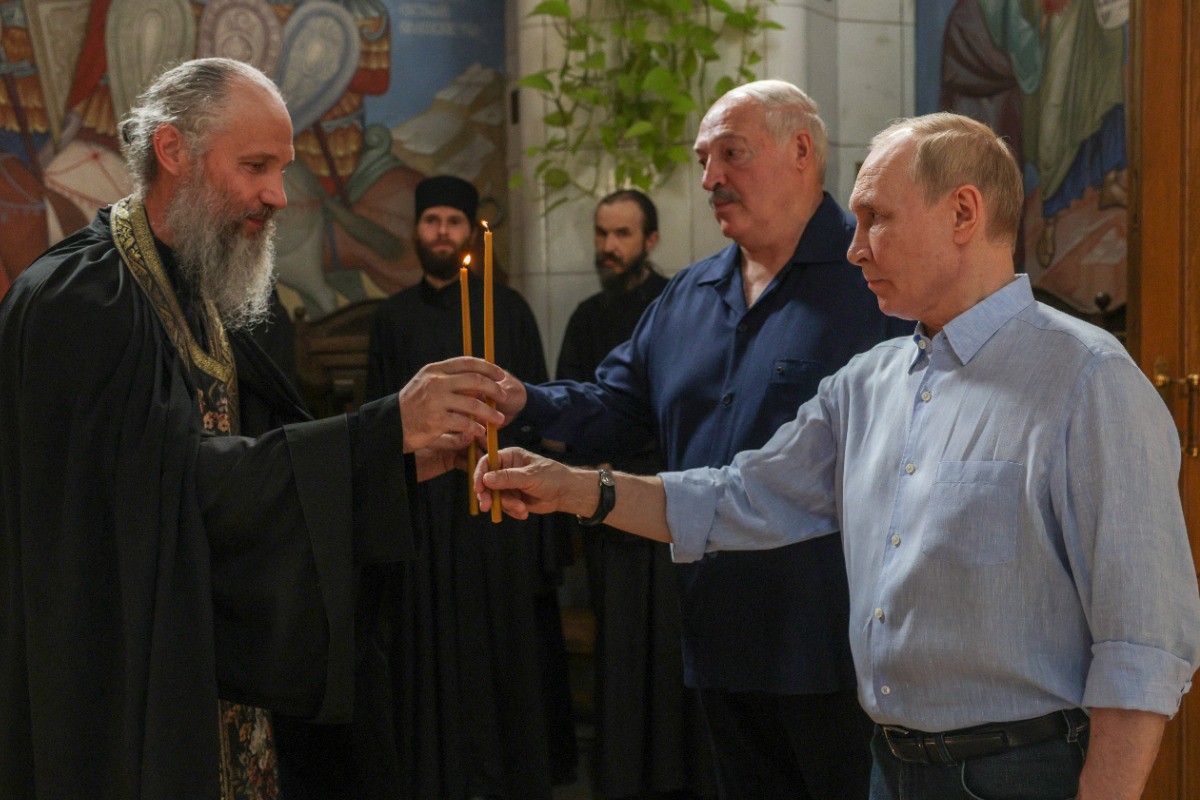 Путин и Лукашенко на Валааме приняли участие в молебне 