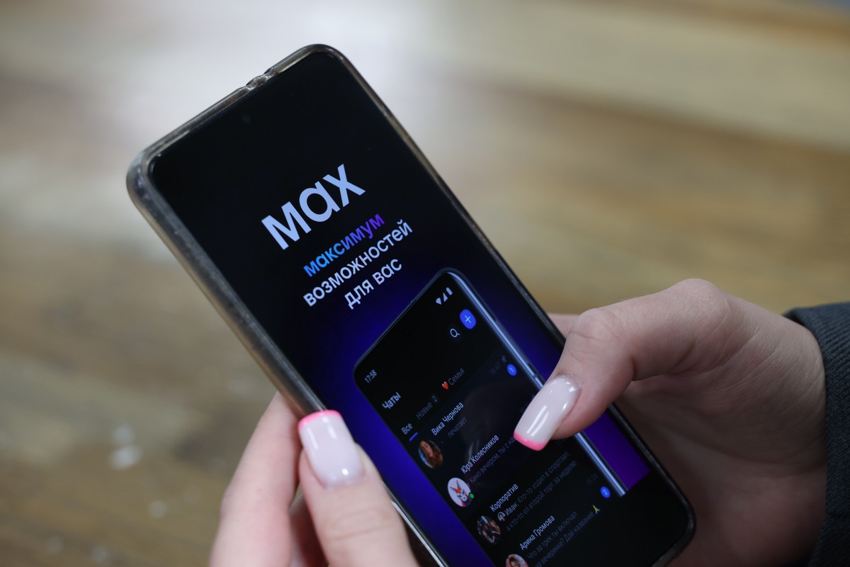 Пользователям Max посоветовали заклеивать камеры смартфонов