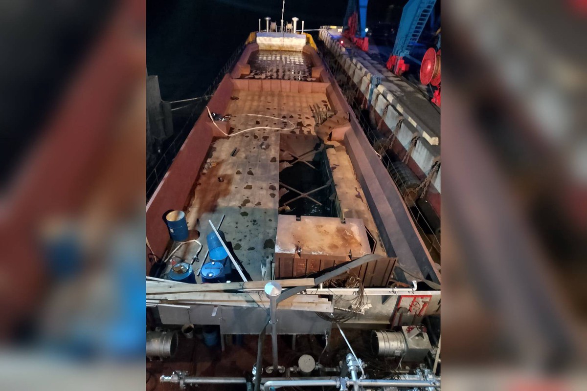 Два человека пострадали при взрыве на танкере у Анадыря